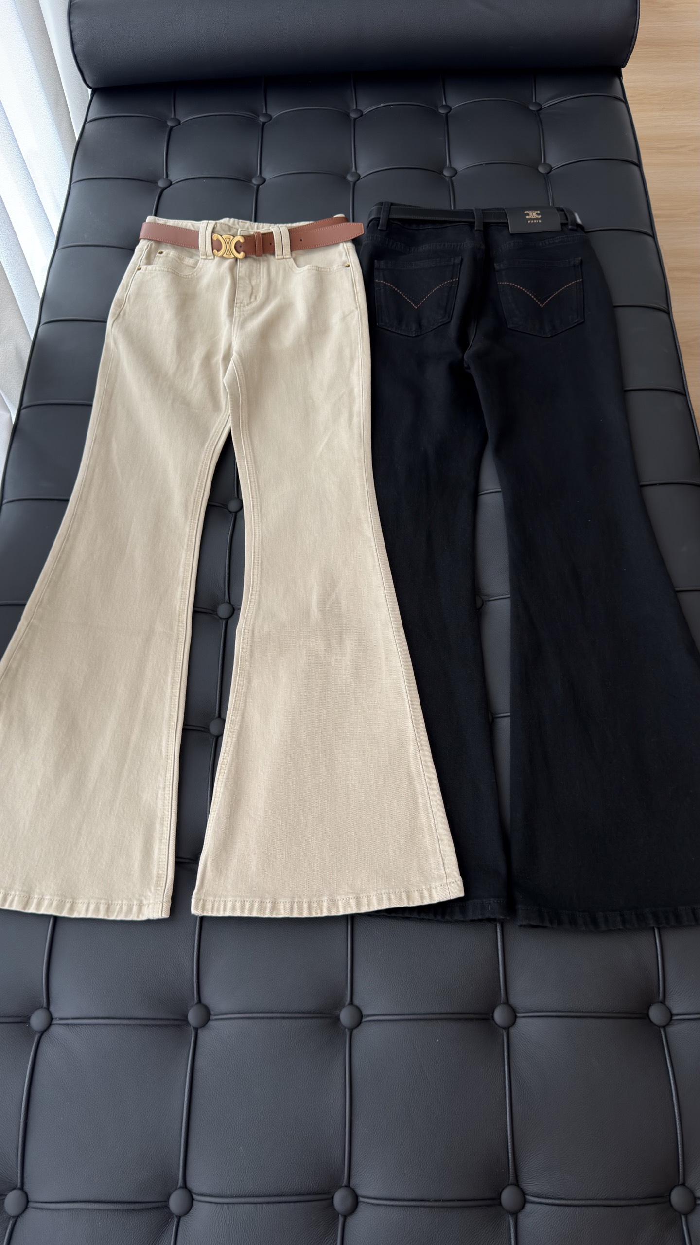 🛒𝐍𝐄𝐖 · 𝟐𝟎𝟐6/爆款现货 【秋冬新款】设计师｜经典凯旋扣腰带装饰微喇牛仔裤   采用高端定制面料，牛仔穿起来非常