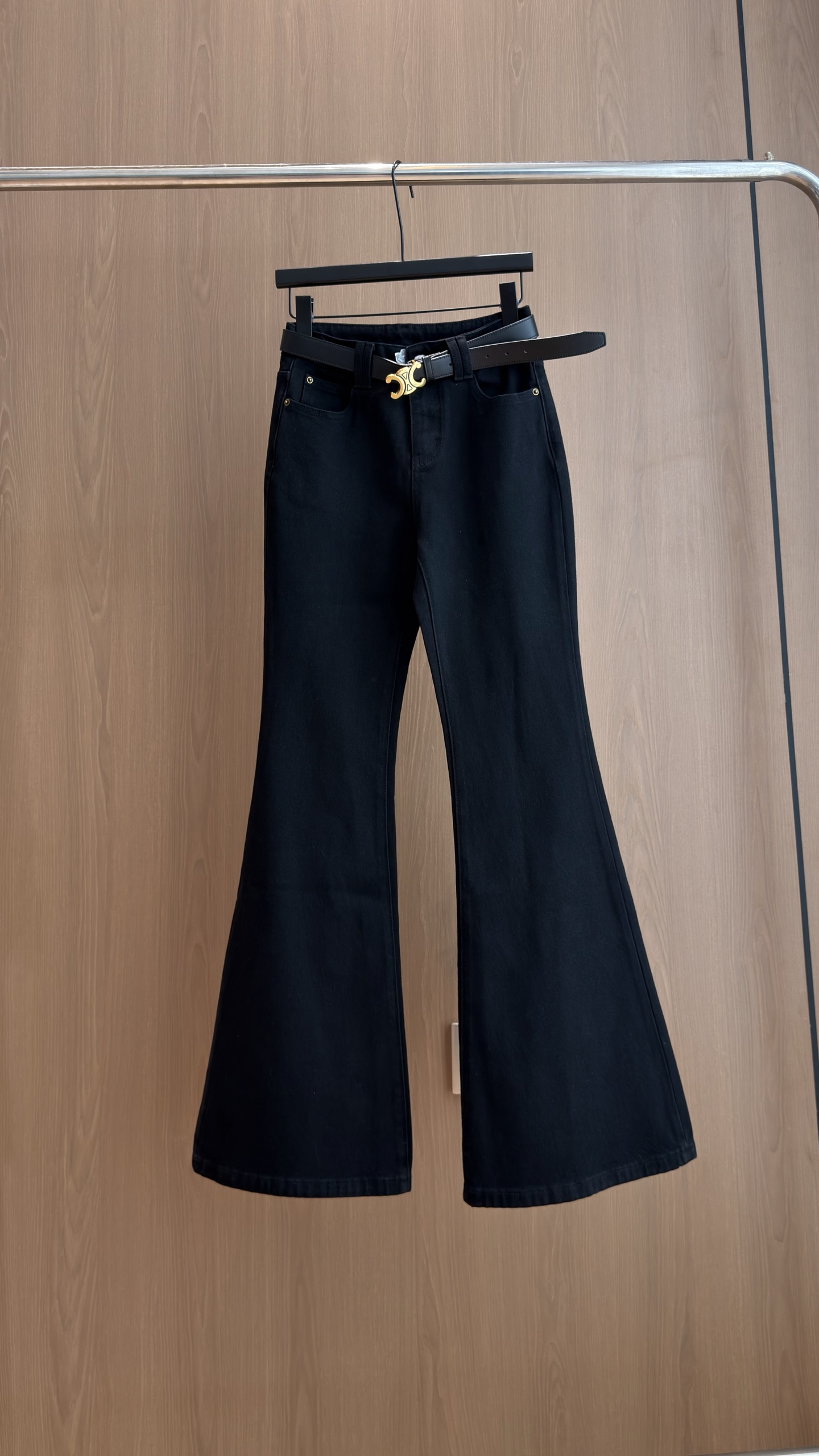 🛒𝐍𝐄𝐖 · 𝟐𝟎𝟐6/爆款现货 【秋冬新款】设计师｜经典凯旋扣腰带装饰微喇牛仔裤   采用高端定制面料，牛仔穿起来非常
