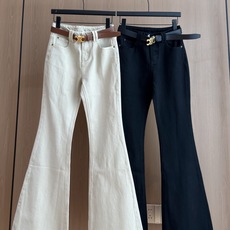 🛒𝐍𝐄𝐖 · 𝟐𝟎𝟐6/爆款现货 【秋冬新款】设计师|经典凯旋扣腰带装饰微喇牛仔裤 采用高端定制面料,牛仔穿起来非常 🛒𝐍𝐄𝐖 · 𝟐𝟎𝟐6/爆款现货 【秋冬新款】设计师|经典凯旋扣腰带装饰微喇牛仔裤 采用高端定制面料,牛仔穿起来非常