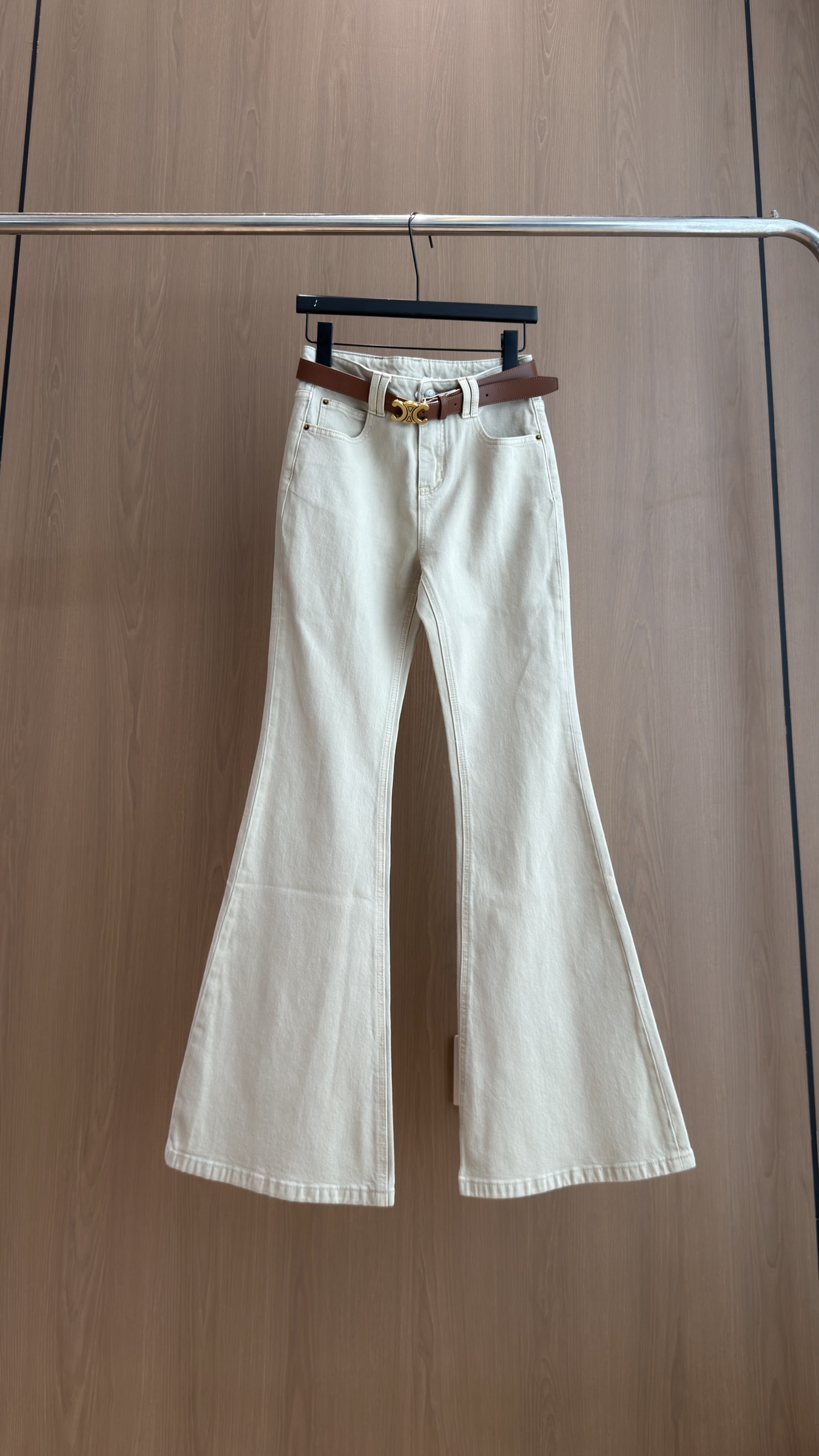 🛒𝐍𝐄𝐖 · 𝟐𝟎𝟐6/爆款现货 【秋冬新款】设计师｜经典凯旋扣腰带装饰微喇牛仔裤   采用高端定制面料，牛仔穿起来非常