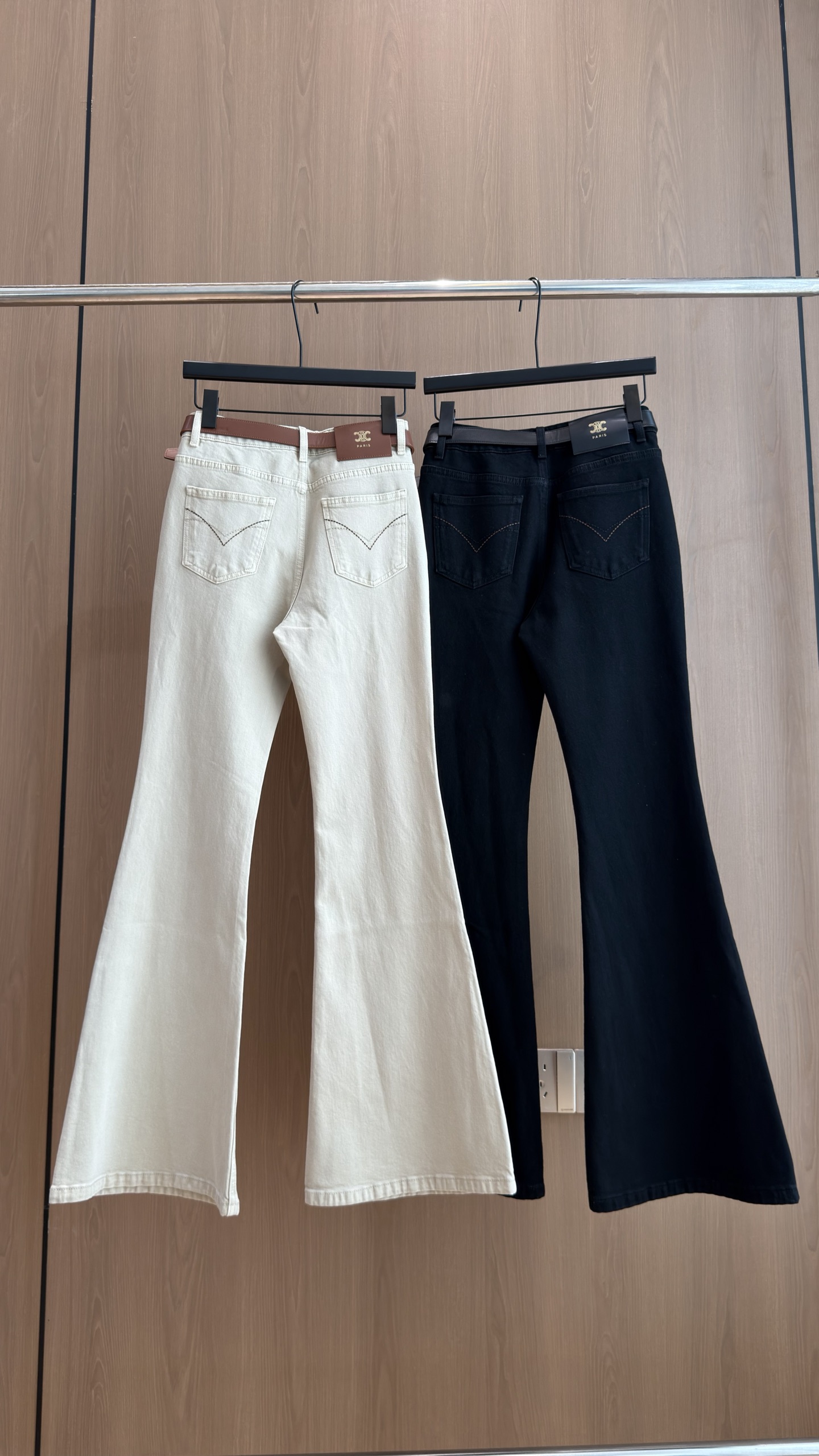🛒𝐍𝐄𝐖 · 𝟐𝟎𝟐6/爆款现货 【秋冬新款】设计师｜经典凯旋扣腰带装饰微喇牛仔裤   采用高端定制面料，牛仔穿起来非常