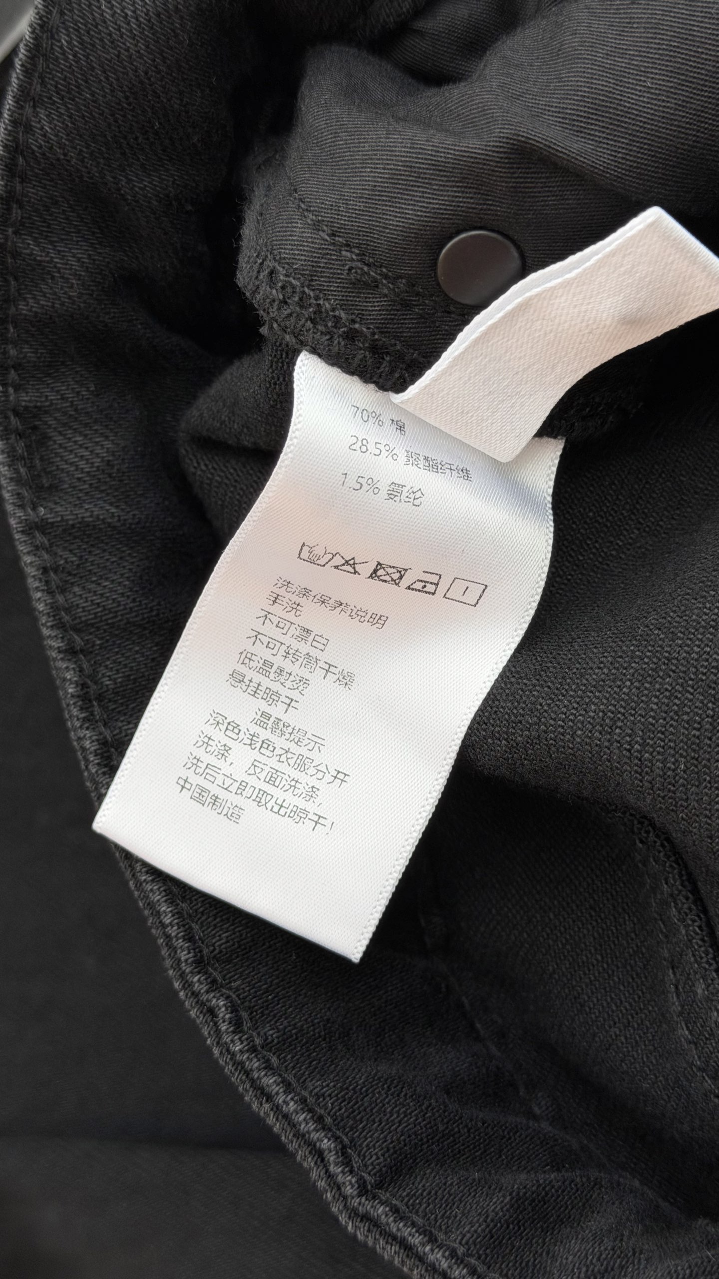 🛒𝐍𝐄𝐖 · 𝟐𝟎𝟐6/爆款现货 【秋冬新款】设计师｜经典凯旋扣腰带装饰微喇牛仔裤   采用高端定制面料，牛仔穿起来非常