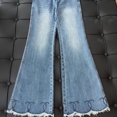🛒𝐍𝐄𝐖 · 𝟐𝟎𝟐6/爆款现货 【秋冬新款】设计师|经典花边刺绣流苏微喇牛仔裤 采用高端定制面料,牛仔穿起来非常舒 🛒𝐍𝐄𝐖 · 𝟐𝟎𝟐6/爆款现货 【秋冬新款】设计师|经典花边刺绣流苏微喇牛仔裤 采用高端定制面料,牛仔穿起来非常舒