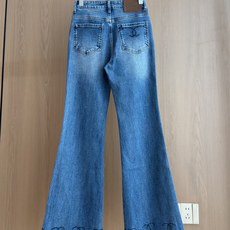 🛒𝐍𝐄𝐖 · 𝟐𝟎𝟐6/爆款现货 【秋冬新款】设计师|经典花边刺绣流苏微喇牛仔裤 采用高端定制面料,牛仔穿起来非常舒 🛒𝐍𝐄𝐖 · 𝟐𝟎𝟐6/爆款现货 【秋冬新款】设计师|经典花边刺绣流苏微喇牛仔裤 采用高端定制面料,牛仔穿起来非常舒