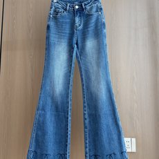 🛒𝐍𝐄𝐖 · 𝟐𝟎𝟐6/爆款现货 【秋冬新款】设计师|经典花边刺绣流苏微喇牛仔裤 采用高端定制面料,牛仔穿起来非常舒 🛒𝐍𝐄𝐖 · 𝟐𝟎𝟐6/爆款现货 【秋冬新款】设计师|经典花边刺绣流苏微喇牛仔裤 采用高端定制面料,牛仔穿起来非常舒