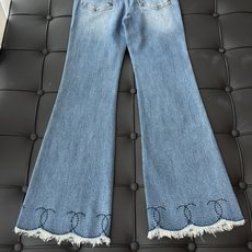 🛒𝐍𝐄𝐖 · 𝟐𝟎𝟐6/爆款现货 【秋冬新款】设计师|经典花边刺绣流苏微喇牛仔裤 采用高端定制面料,牛仔穿起来非常舒 🛒𝐍𝐄𝐖 · 𝟐𝟎𝟐6/爆款现货 【秋冬新款】设计师|经典花边刺绣流苏微喇牛仔裤 采用高端定制面料,牛仔穿起来非常舒