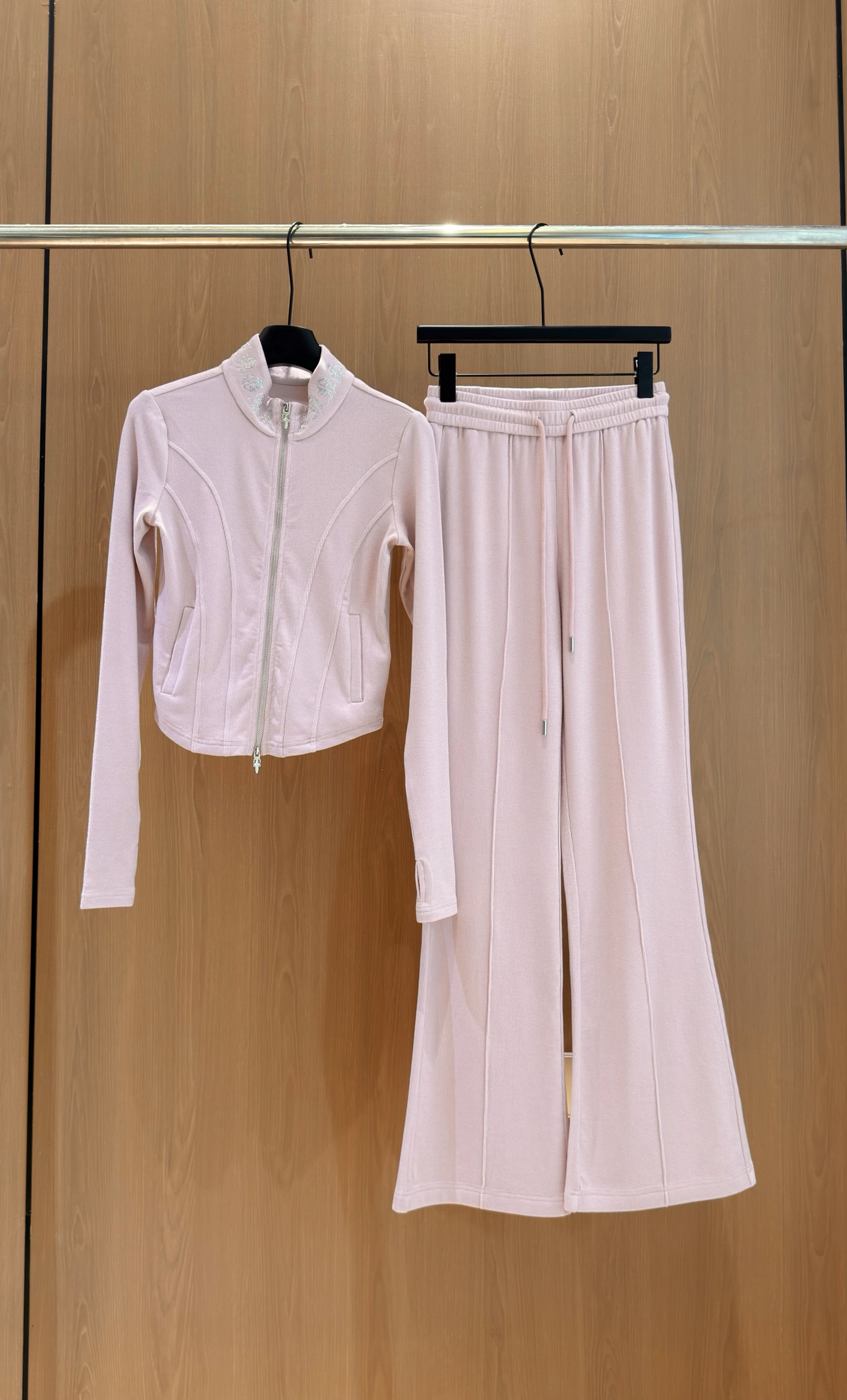 🛒𝐍𝐄𝐖 · 𝟐𝟎𝟐6/爆款现货 【秋冬上新】Ch*｜26新品经典立领烫钻长裤套装！ 高端定制骨位双拉链上衣  搭配松弛