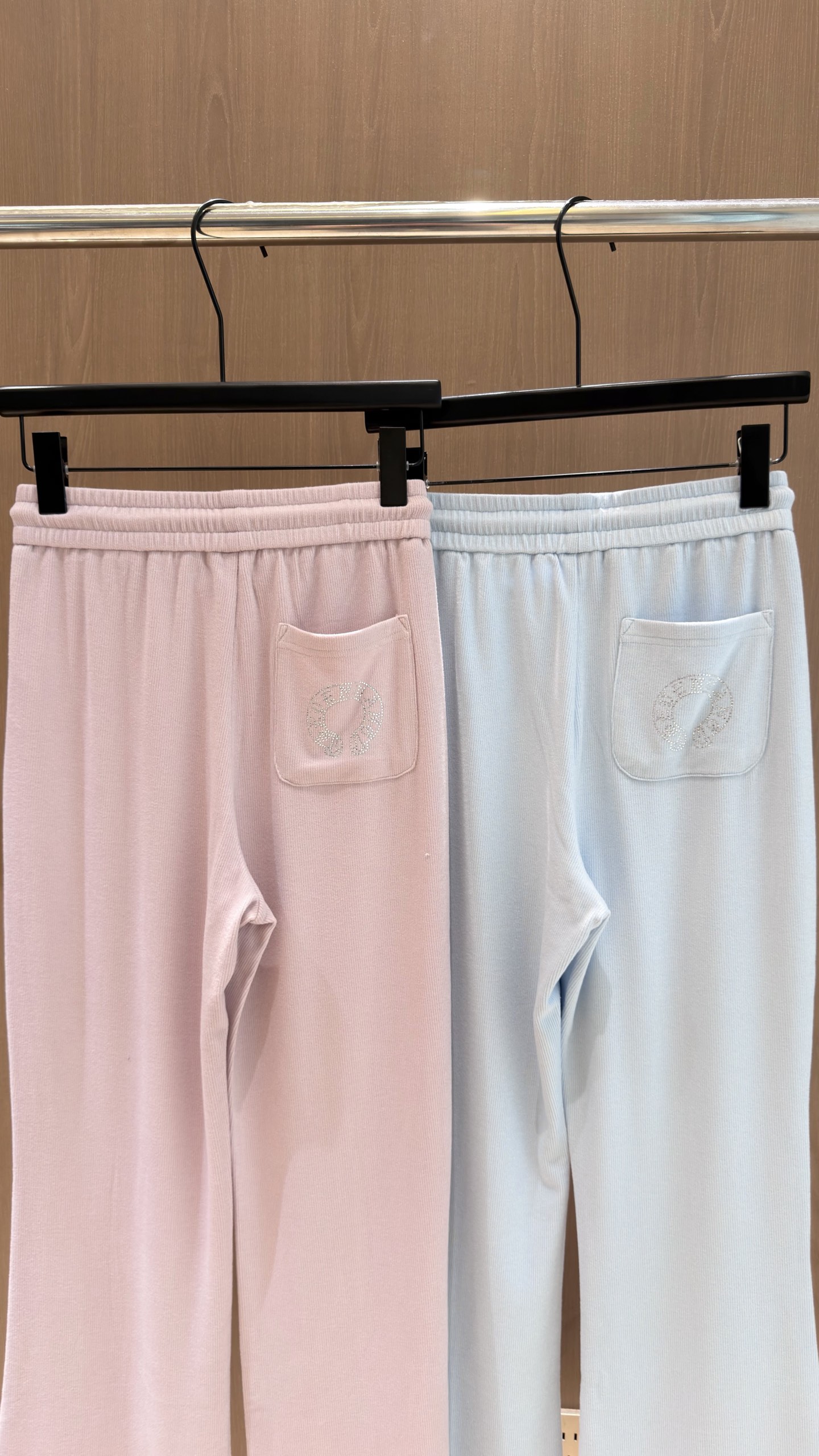 🛒𝐍𝐄𝐖 · 𝟐𝟎𝟐6/爆款现货 【秋冬上新】Ch*｜26新品经典立领烫钻长裤套装！ 高端定制骨位双拉链上衣  搭配松弛