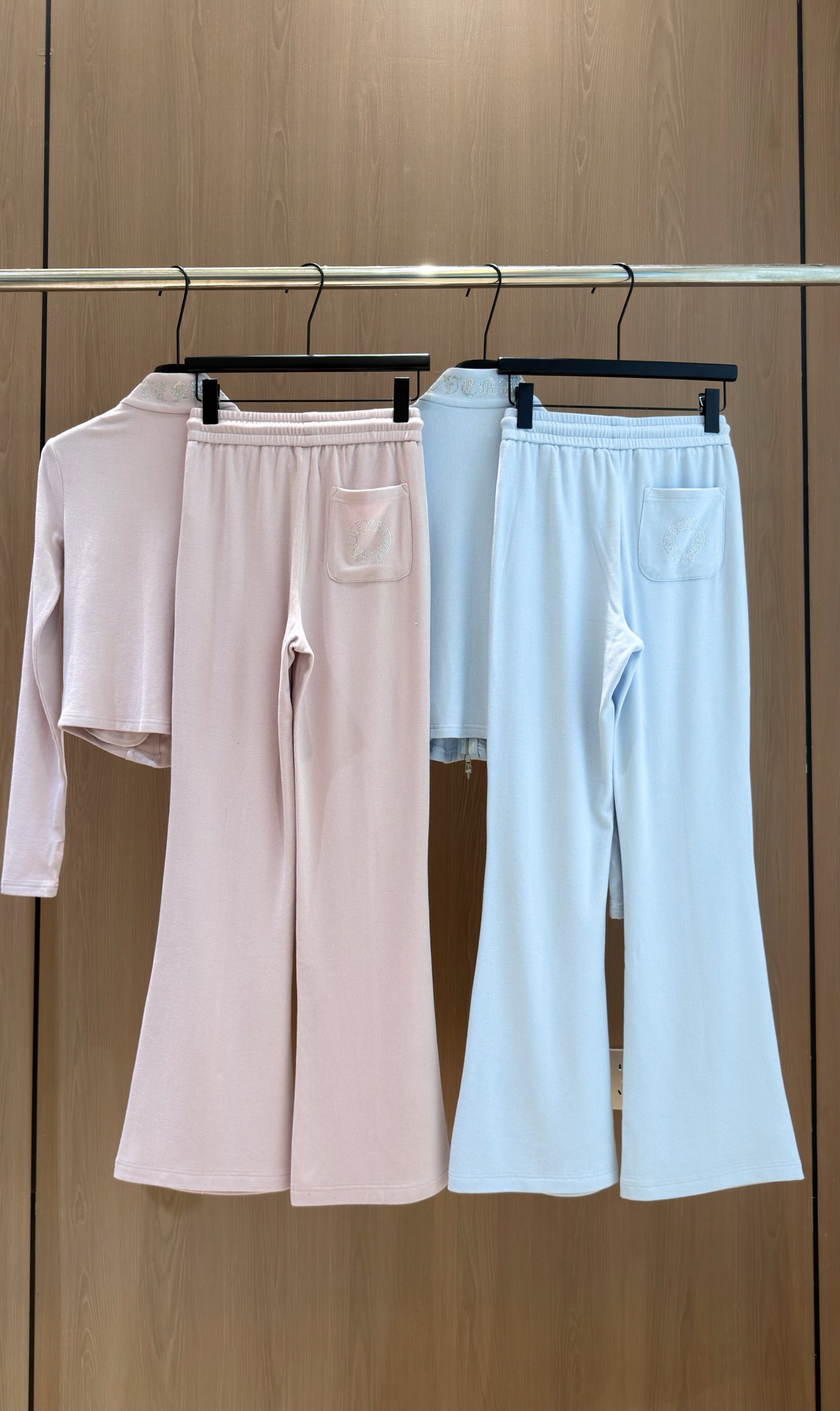🛒𝐍𝐄𝐖 · 𝟐𝟎𝟐6/爆款现货 【秋冬上新】Ch*｜26新品经典立领烫钻长裤套装！ 高端定制骨位双拉链上衣  搭配松弛