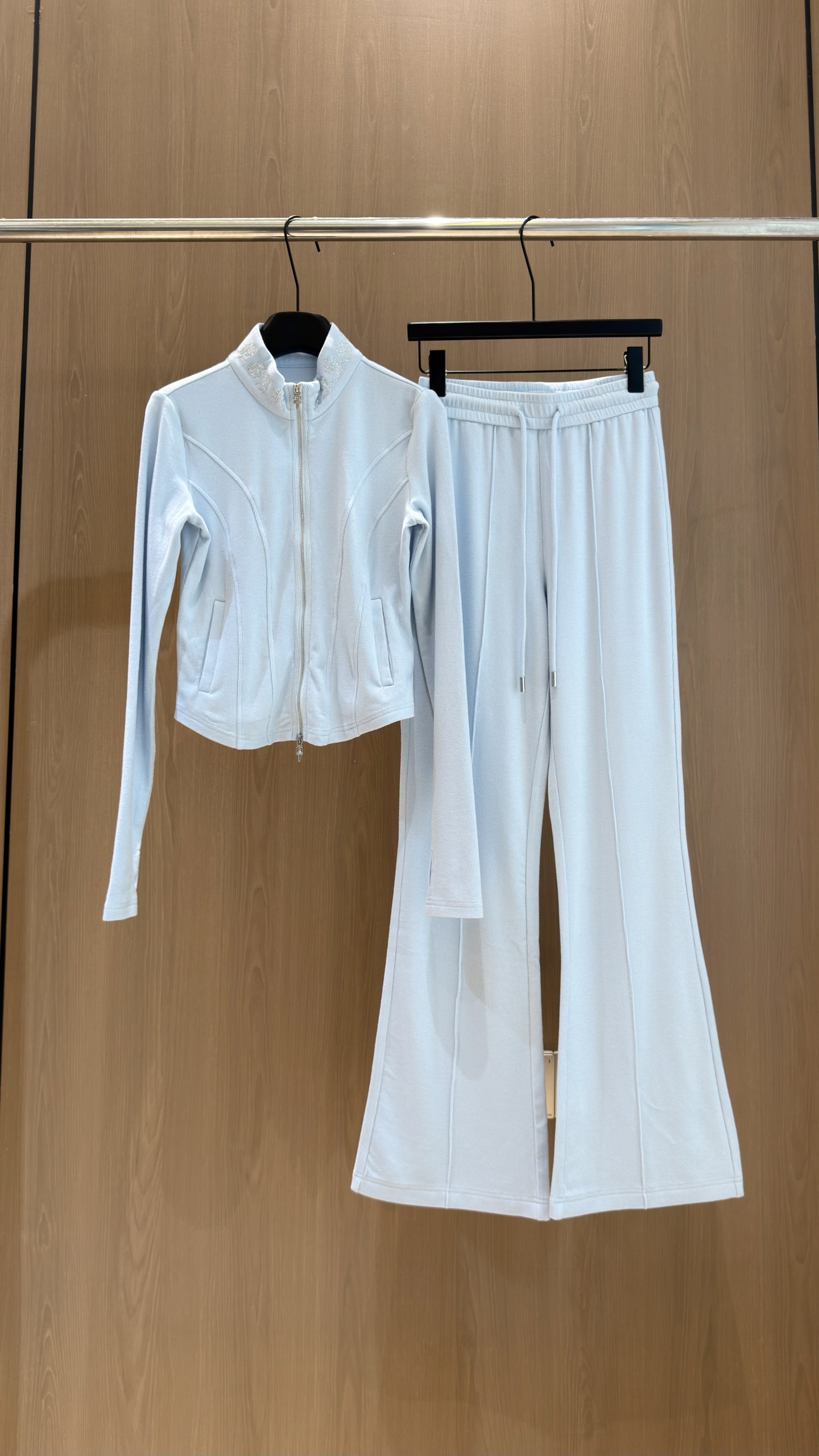 🛒𝐍𝐄𝐖 · 𝟐𝟎𝟐6/爆款现货 【秋冬上新】Ch*｜26新品经典立领烫钻长裤套装！ 高端定制骨位双拉链上衣  搭配松弛