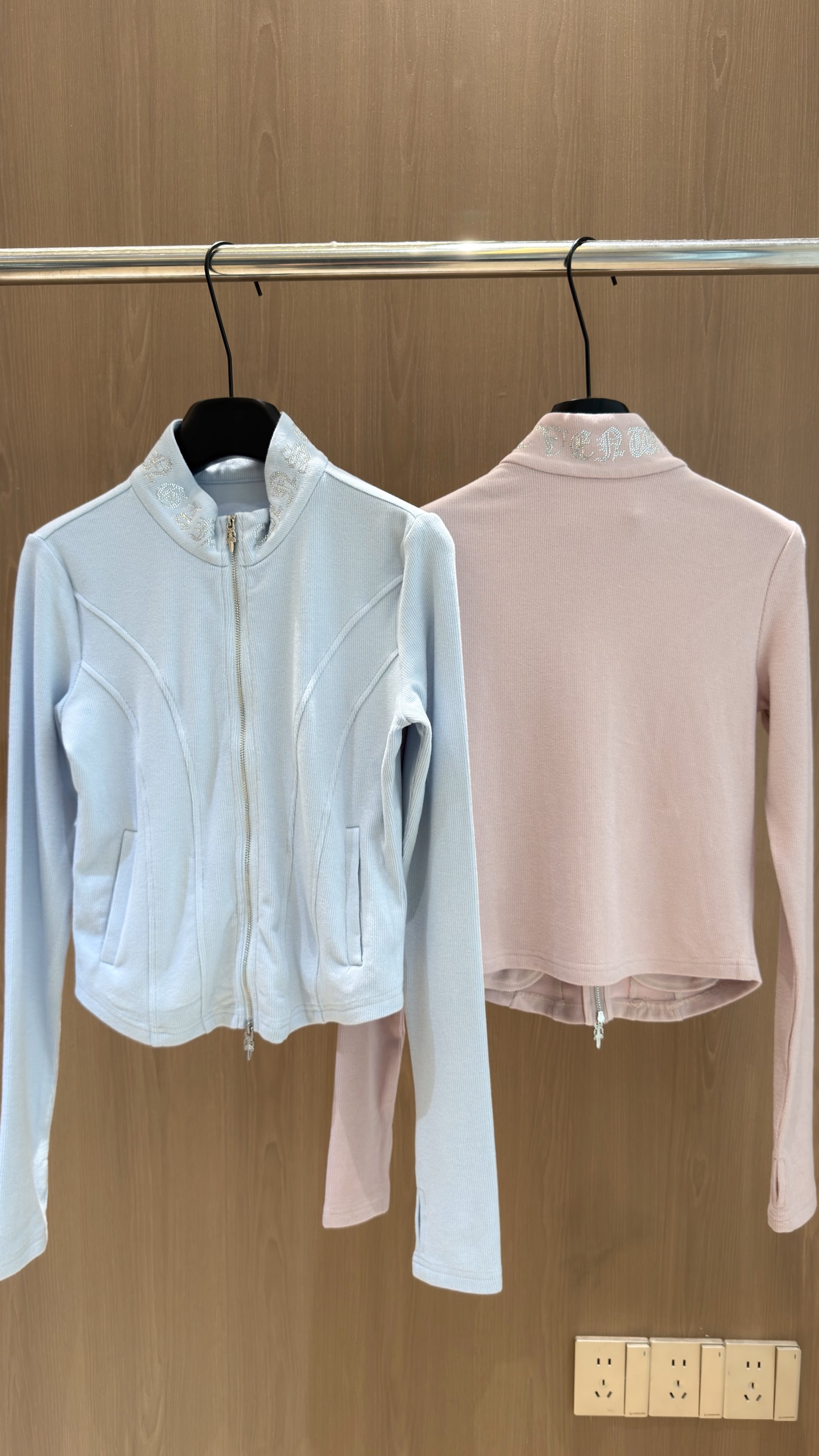 🛒𝐍𝐄𝐖 · 𝟐𝟎𝟐6/爆款现货 【秋冬上新】Ch*｜26新品经典立领烫钻长裤套装！ 高端定制骨位双拉链上衣  搭配松弛
