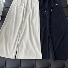 🛒𝐍𝐄𝐖 · 𝟐𝟎𝟐5/爆款现货 【秋冬上新】Mi*|抽绳松紧撞色腰头运动休闲裤 定制面料,精致贴标刺绣 日常穿搭 高 🛒𝐍𝐄𝐖 · 𝟐𝟎𝟐5/爆款现货 【秋冬上新】Mi*|抽绳松紧撞色腰头运动休闲裤 定制面料,精致贴标刺绣 日常穿搭 高