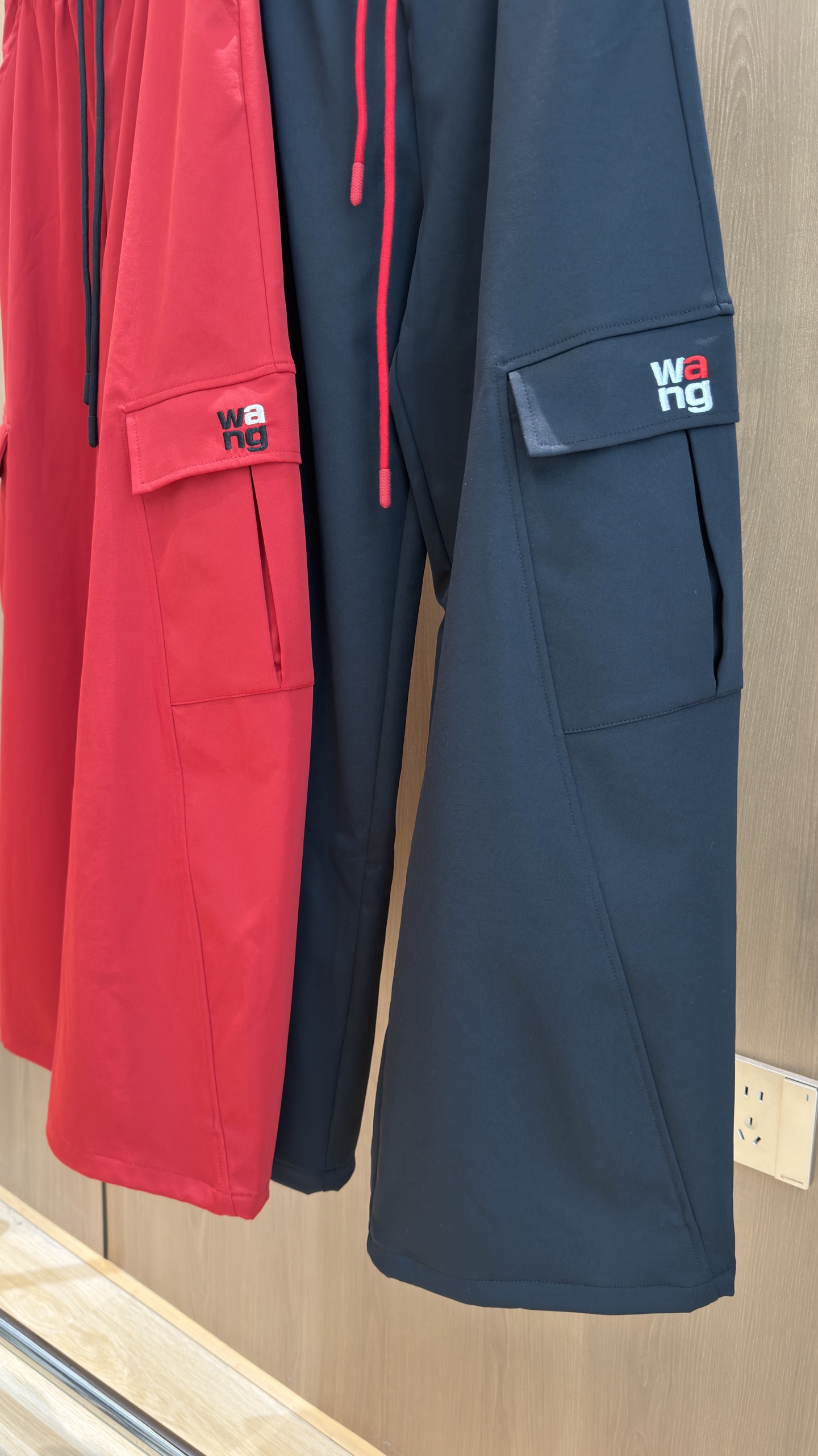 🛒𝐍𝐄𝐖 · 𝟐𝟎𝟐6/爆款现货 【原单品质】Ale*｜抽绳工装式字母织带腰头双口袋休闲裤 颜色百搭高级 定制版型尽显高