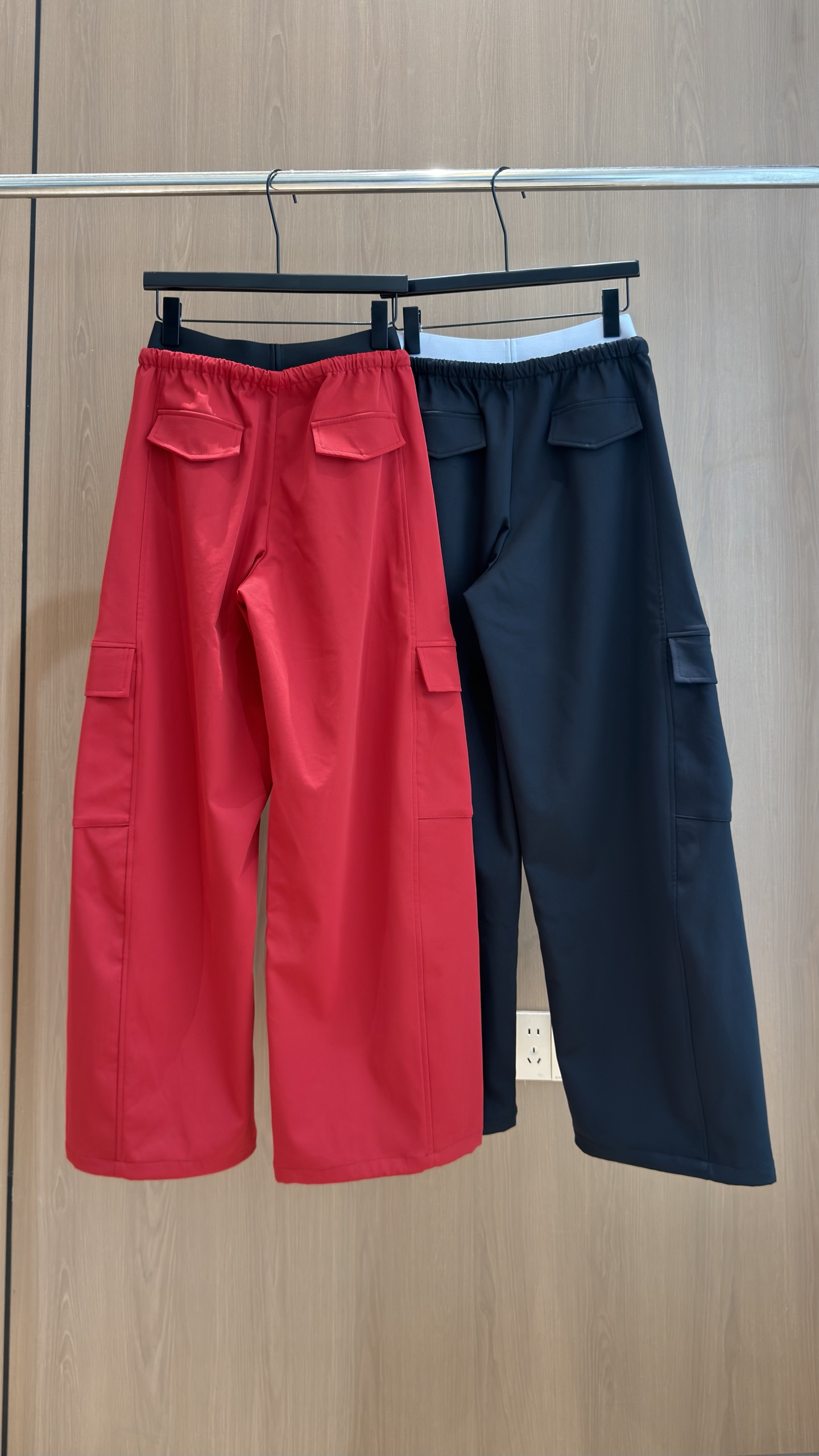 🛒𝐍𝐄𝐖 · 𝟐𝟎𝟐6/爆款现货 【原单品质】Ale*｜抽绳工装式字母织带腰头双口袋休闲裤 颜色百搭高级 定制版型尽显高