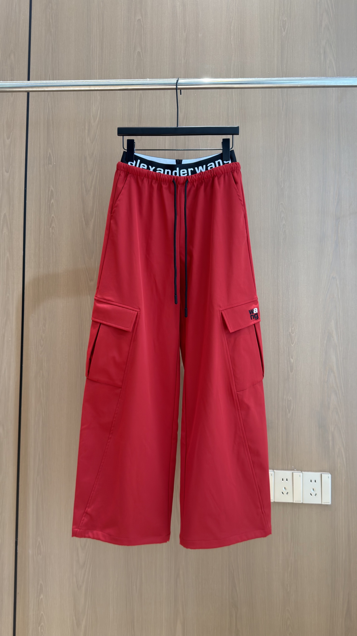 🛒𝐍𝐄𝐖 · 𝟐𝟎𝟐6/爆款现货 【原单品质】Ale*｜抽绳工装式字母织带腰头双口袋休闲裤 颜色百搭高级 定制版型尽显高