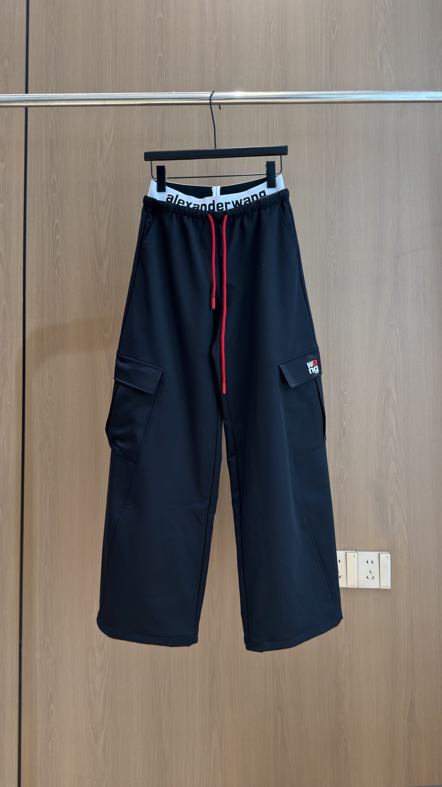 🛒𝐍𝐄𝐖 · 𝟐𝟎𝟐6/爆款现货 【原单品质】Ale*｜抽绳工装式字母织带腰头双口袋休闲裤 颜色百搭高级 定制版型尽显高