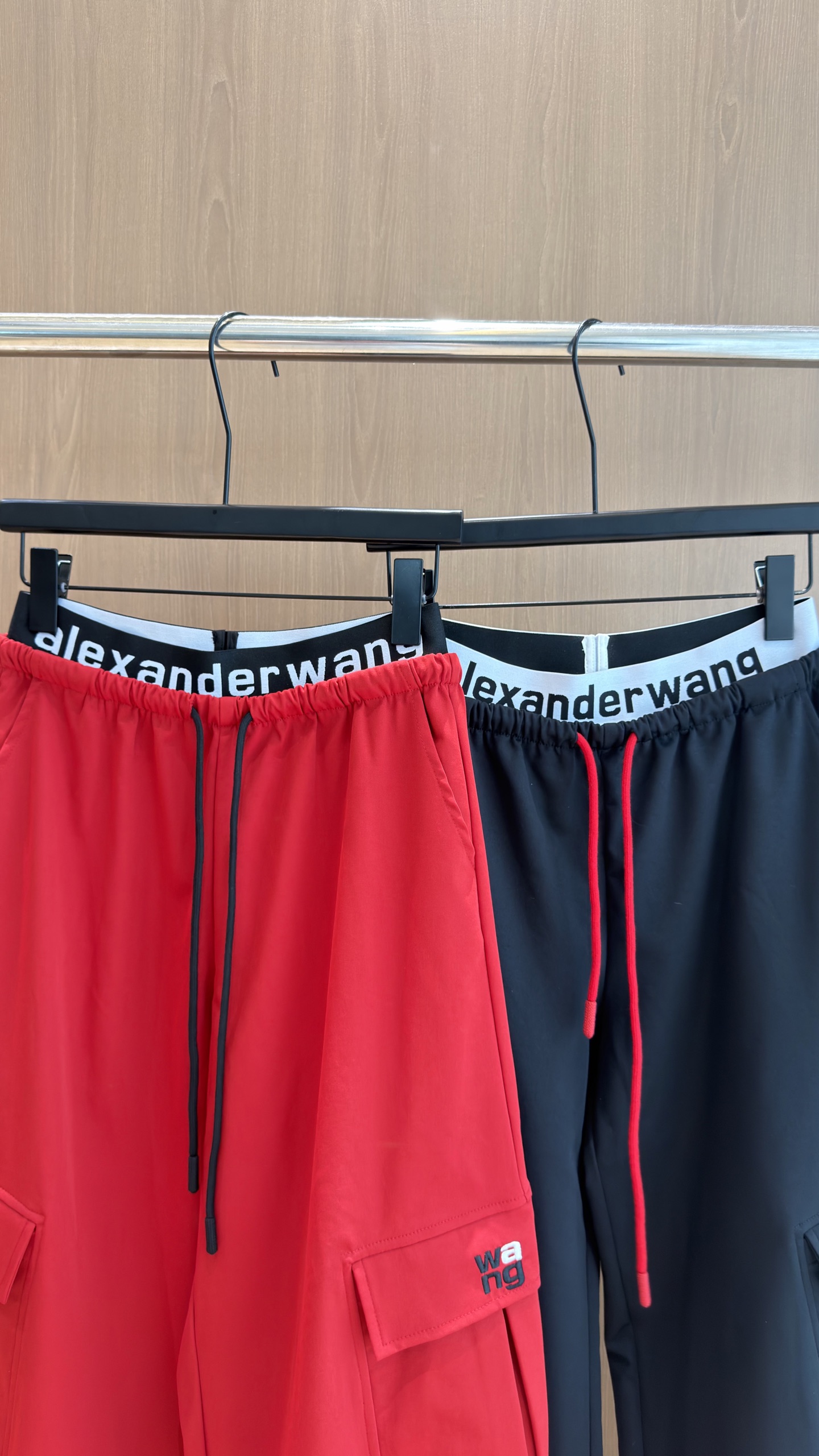 🛒𝐍𝐄𝐖 · 𝟐𝟎𝟐6/爆款现货 【原单品质】Ale*｜抽绳工装式字母织带腰头双口袋休闲裤 颜色百搭高级 定制版型尽显高