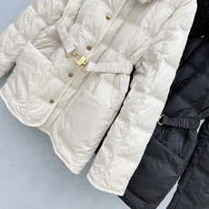 🛒𝐍𝐄𝐖 · 𝟐𝟎𝟐6/爆款现货 【秋冬上新】Mo*|26秋冬新品可拆卸毛领拼接羽绒服外套 配定制腰带 订制纽扣 90 🛒𝐍𝐄𝐖 · 𝟐𝟎𝟐6/爆款现货 【秋冬上新】Mo*|26秋冬新品可拆卸毛领拼接羽绒服外套 配定制腰带 订制纽扣 90