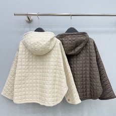 🛒𝐍𝐄𝐖 · 𝟐𝟎𝟐6/爆款现货 【秋冬上新】Mo*|26秋冬新品斗篷式棉服外套 订制纽扣 大工厂订制压线设计! 云 🛒𝐍𝐄𝐖 · 𝟐𝟎𝟐6/爆款现货 【秋冬上新】Mo*|26秋冬新品斗篷式棉服外套 订制纽扣 大工厂订制压线设计! 云