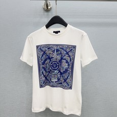 🛒𝐍𝐄𝐖 · 𝟐𝟎𝟐6/爆款现货 【原单品质】 Lo*|2026新款图文印花短袖T恤 高订面料,减龄百搭版型 ,上身的 🛒𝐍𝐄𝐖 · 𝟐𝟎𝟐6/爆款现货 【原单品质】 Lo*|2026新款图文印花短袖T恤 高订面料,减龄百搭版型 ,上身的