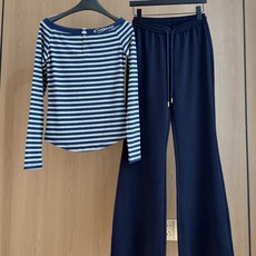 🛒𝐍𝐄𝐖 · 𝟐𝟎𝟐6/爆款现货 【秋冬上新】设计师|26新品休闲套装! 高端定制一字领条纹上衣 搭配抽绳长裤 极简主义 🛒𝐍𝐄𝐖 · 𝟐𝟎𝟐6/爆款现货 【秋冬上新】设计师|26新品休闲套装! 高端定制一字领条纹上衣 搭配抽绳长裤 极简主义