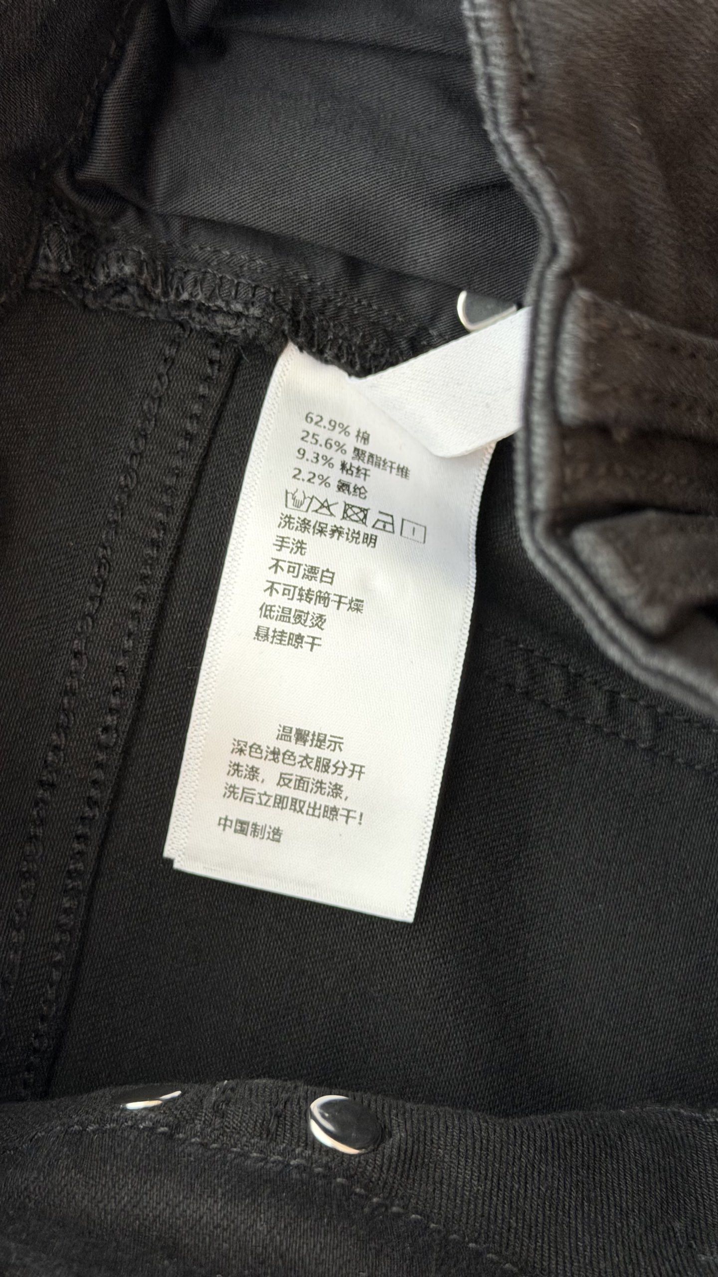 🛒𝐍𝐄𝐖 · 𝟐𝟎𝟐6/爆款现货 【秋冬新款】设计师｜经典十字拉链微喇牛仔裤   采用高端定制面料，牛仔穿起来非常舒适，