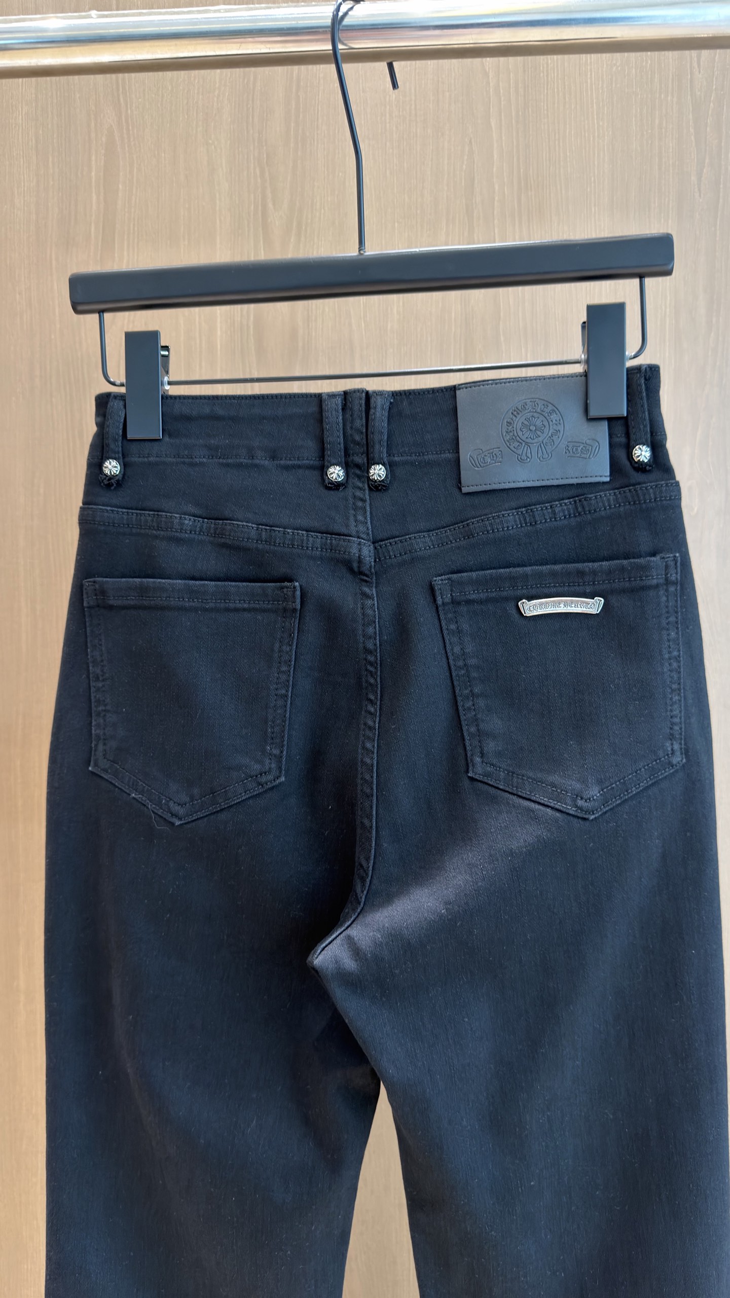 🛒𝐍𝐄𝐖 · 𝟐𝟎𝟐6/爆款现货 【秋冬新款】设计师｜经典十字拉链微喇牛仔裤   采用高端定制面料，牛仔穿起来非常舒适，