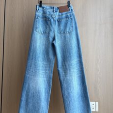 🛒𝐍𝐄𝐖 · 𝟐𝟎𝟐6/爆款现货 【秋冬新款】设计师|经典凯旋图压花直筒牛仔裤 采用高端定制面料,牛仔穿起来非常舒适 🛒𝐍𝐄𝐖 · 𝟐𝟎𝟐6/爆款现货 【秋冬新款】设计师|经典凯旋图压花直筒牛仔裤 采用高端定制面料,牛仔穿起来非常舒适