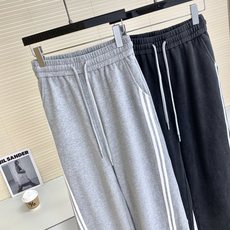 🛒𝐍𝐄𝐖 · 𝟐𝟎𝟐6/爆款现货 原创|26早秋侧边织带拼接休闲裤 高版出品!定制卫裤面料,软而不硬透气舒适,经典质感, 🛒𝐍𝐄𝐖 · 𝟐𝟎𝟐6/爆款现货 原创|26早秋侧边织带拼接休闲裤 高版出品!定制卫裤面料,软而不硬透气舒适,经典质感,