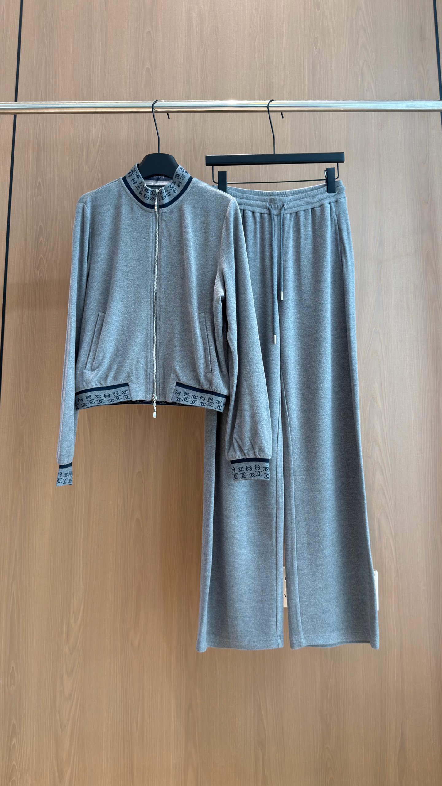 🛒𝐍𝐄𝐖 · 𝟐𝟎𝟐6/爆款现货 【秋冬上新】Ch*｜26新品经典立领提花织带外套长裤套装！ 高端定制双拉链上衣   搭