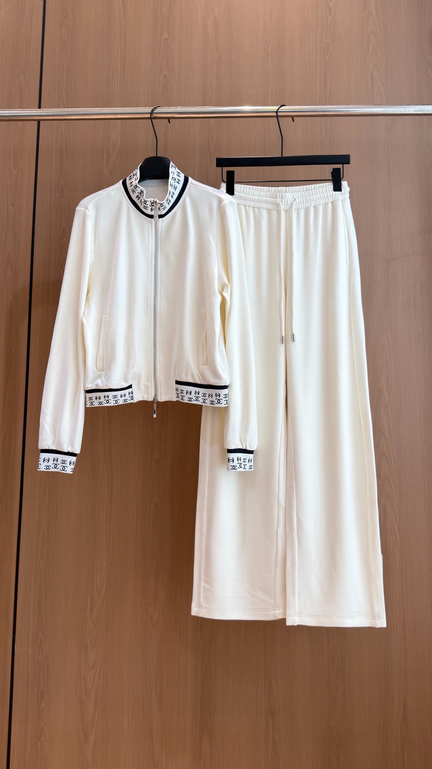 🛒𝐍𝐄𝐖 · 𝟐𝟎𝟐6/爆款现货 【秋冬上新】Ch*｜26新品经典立领提花织带外套长裤套装！ 高端定制双拉链上衣   搭