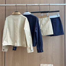 🛒𝐍𝐄𝐖 · 𝟐𝟎𝟐6/爆款现货 【秋冬上新】Mi* |26新款Miu系工装式套装 高端定制麂皮绒撞色双拉链外套,搭配撞 🛒𝐍𝐄𝐖 · 𝟐𝟎𝟐6/爆款现货 【秋冬上新】Mi* |26新款Miu系工装式套装 高端定制麂皮绒撞色双拉链外套,搭配撞