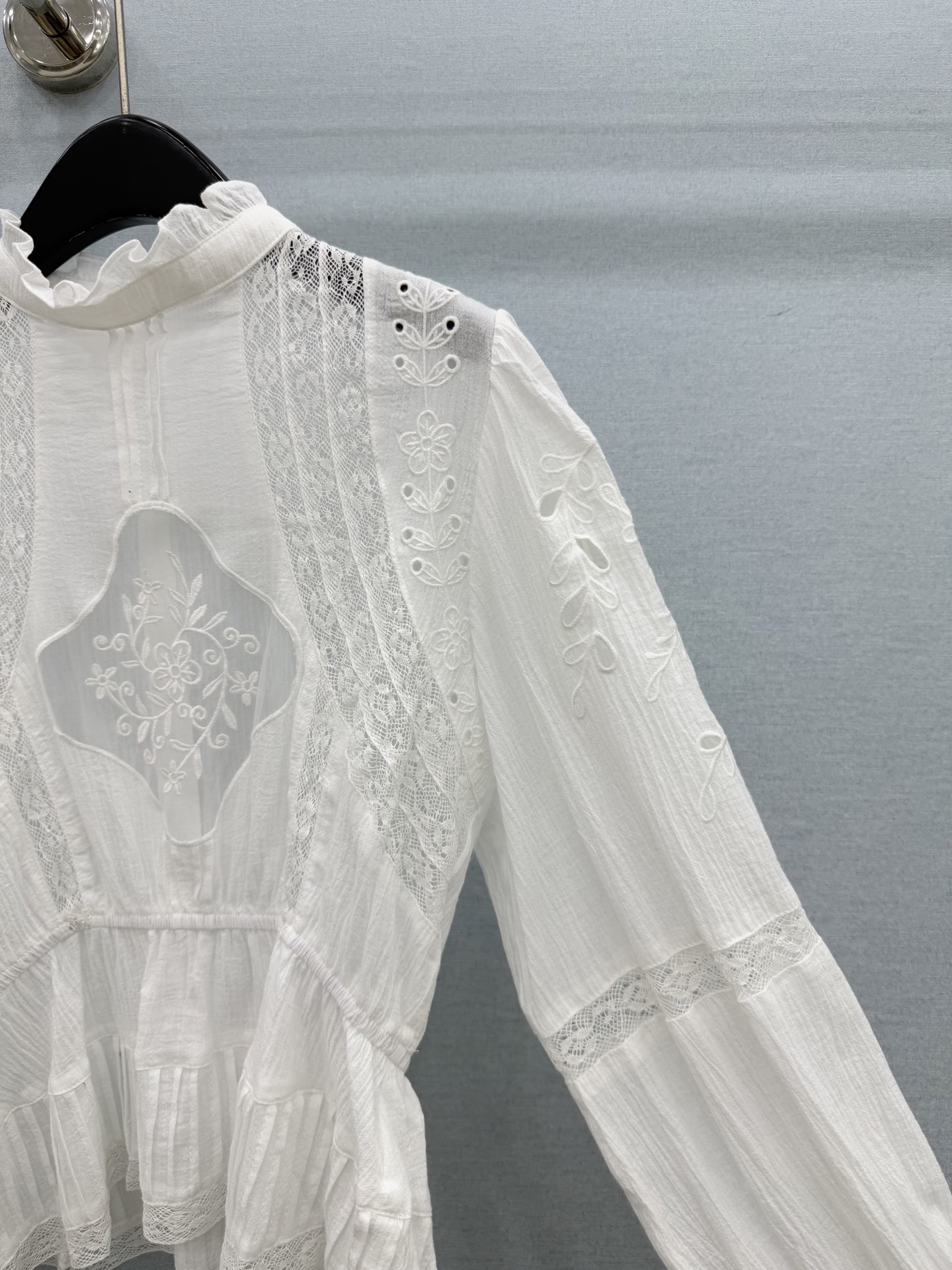 🛒𝐍𝐄𝐖 · 𝟐𝟎𝟐6/爆款现货 原单品质 小众*｜2026新品水溶花边衬衫  精致版型，高级肌理细腻  极简主义常规剪