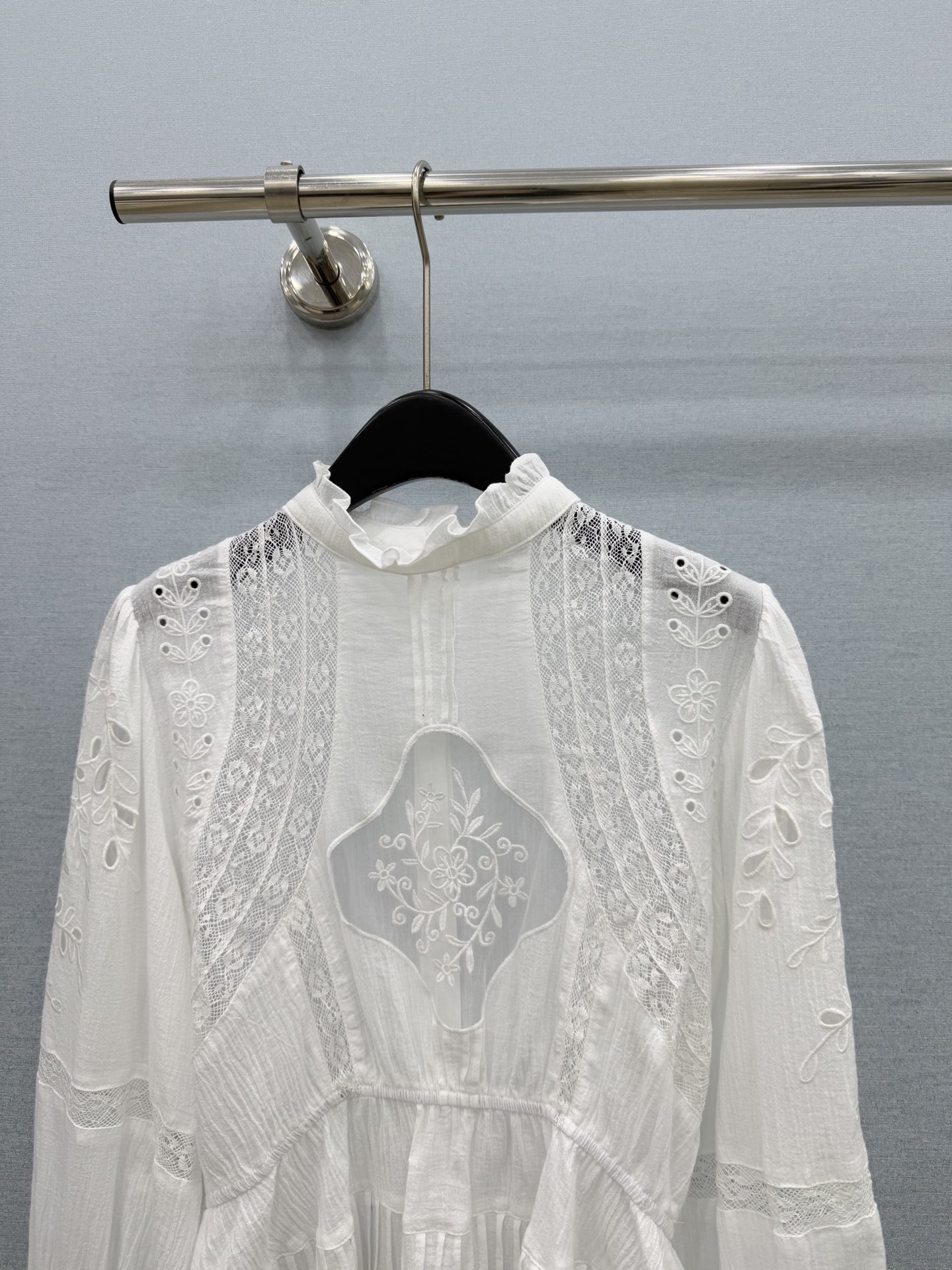 🛒𝐍𝐄𝐖 · 𝟐𝟎𝟐6/爆款现货 原单品质 小众*｜2026新品水溶花边衬衫  精致版型，高级肌理细腻  极简主义常规剪