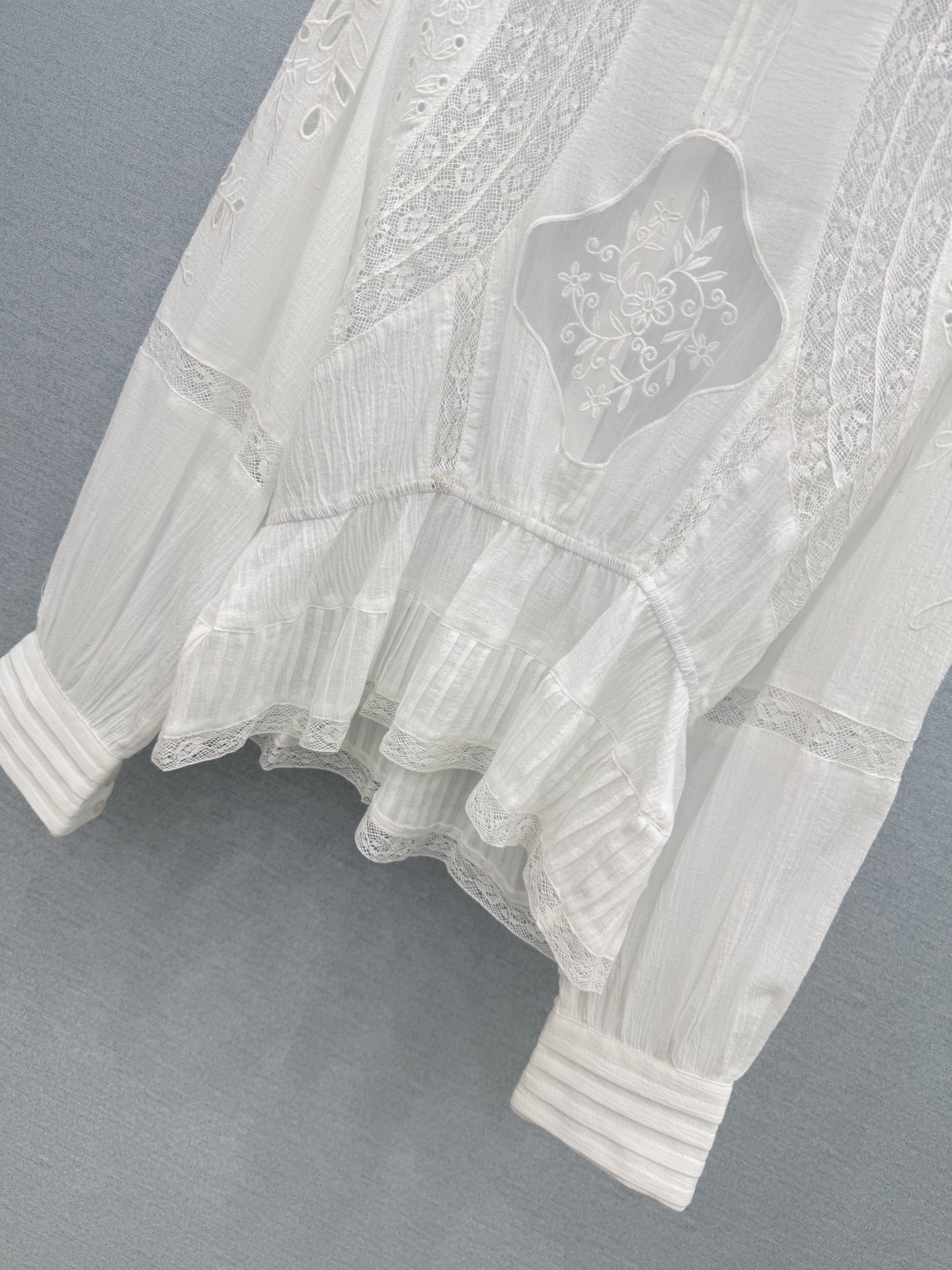 🛒𝐍𝐄𝐖 · 𝟐𝟎𝟐6/爆款现货 原单品质 小众*｜2026新品水溶花边衬衫  精致版型，高级肌理细腻  极简主义常规剪