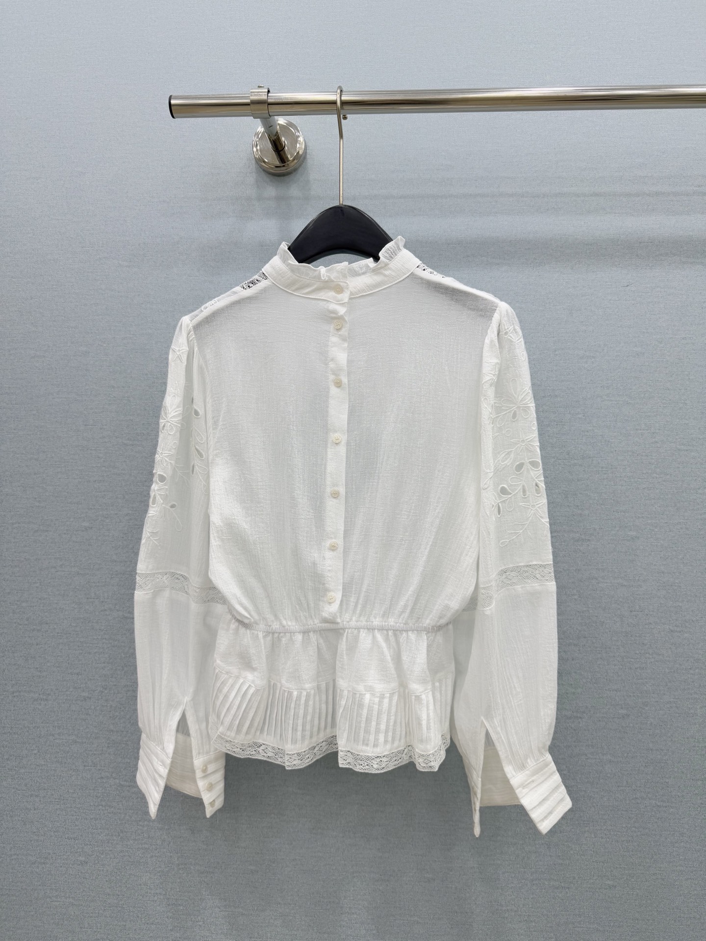 🛒𝐍𝐄𝐖 · 𝟐𝟎𝟐6/爆款现货 原单品质 小众*｜2026新品水溶花边衬衫  精致版型，高级肌理细腻  极简主义常规剪