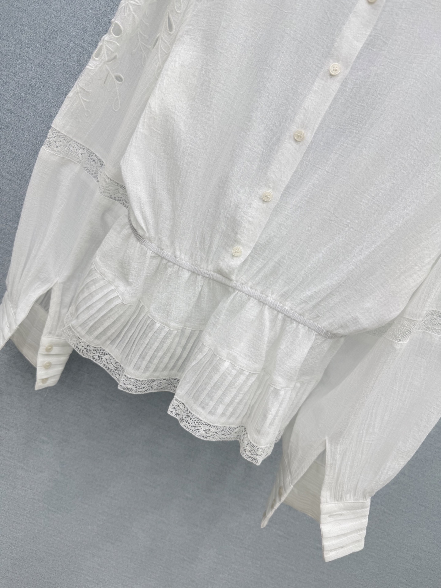 🛒𝐍𝐄𝐖 · 𝟐𝟎𝟐6/爆款现货 原单品质 小众*｜2026新品水溶花边衬衫  精致版型，高级肌理细腻  极简主义常规剪