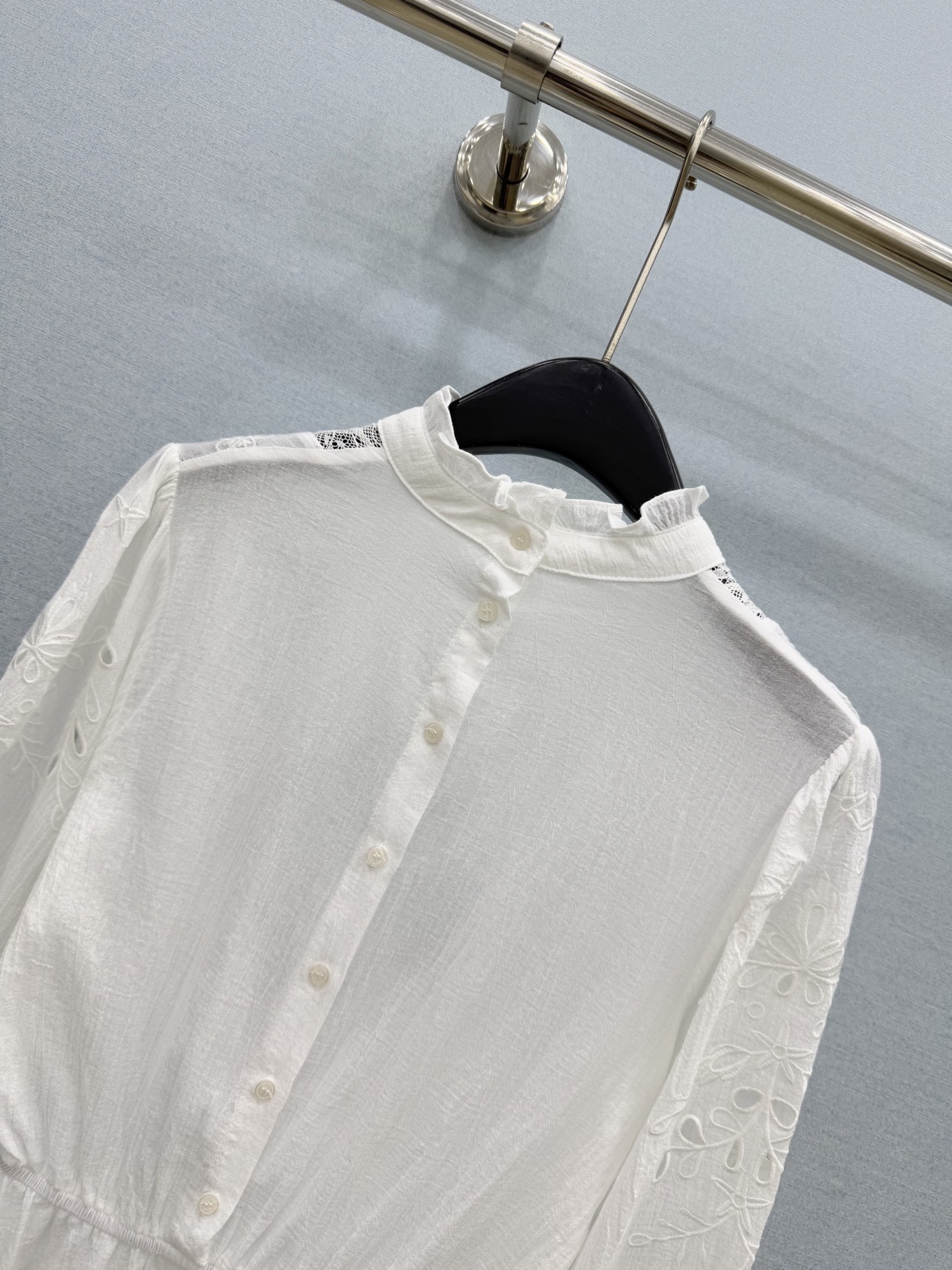 🛒𝐍𝐄𝐖 · 𝟐𝟎𝟐6/爆款现货 原单品质 小众*｜2026新品水溶花边衬衫  精致版型，高级肌理细腻  极简主义常规剪