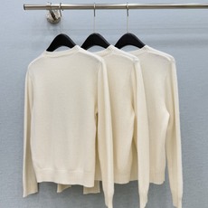 🛒𝐍𝐄𝐖 · 𝟐𝟎𝟐6/爆款现货 【原单品质】小众|2026早秋新款法式羊绒贴布绣针织衫 高订纱线,柔软亲肤,百搭版型 🛒𝐍𝐄𝐖 · 𝟐𝟎𝟐6/爆款现货 【原单品质】小众|2026早秋新款法式羊绒贴布绣针织衫 高订纱线,柔软亲肤,百搭版型