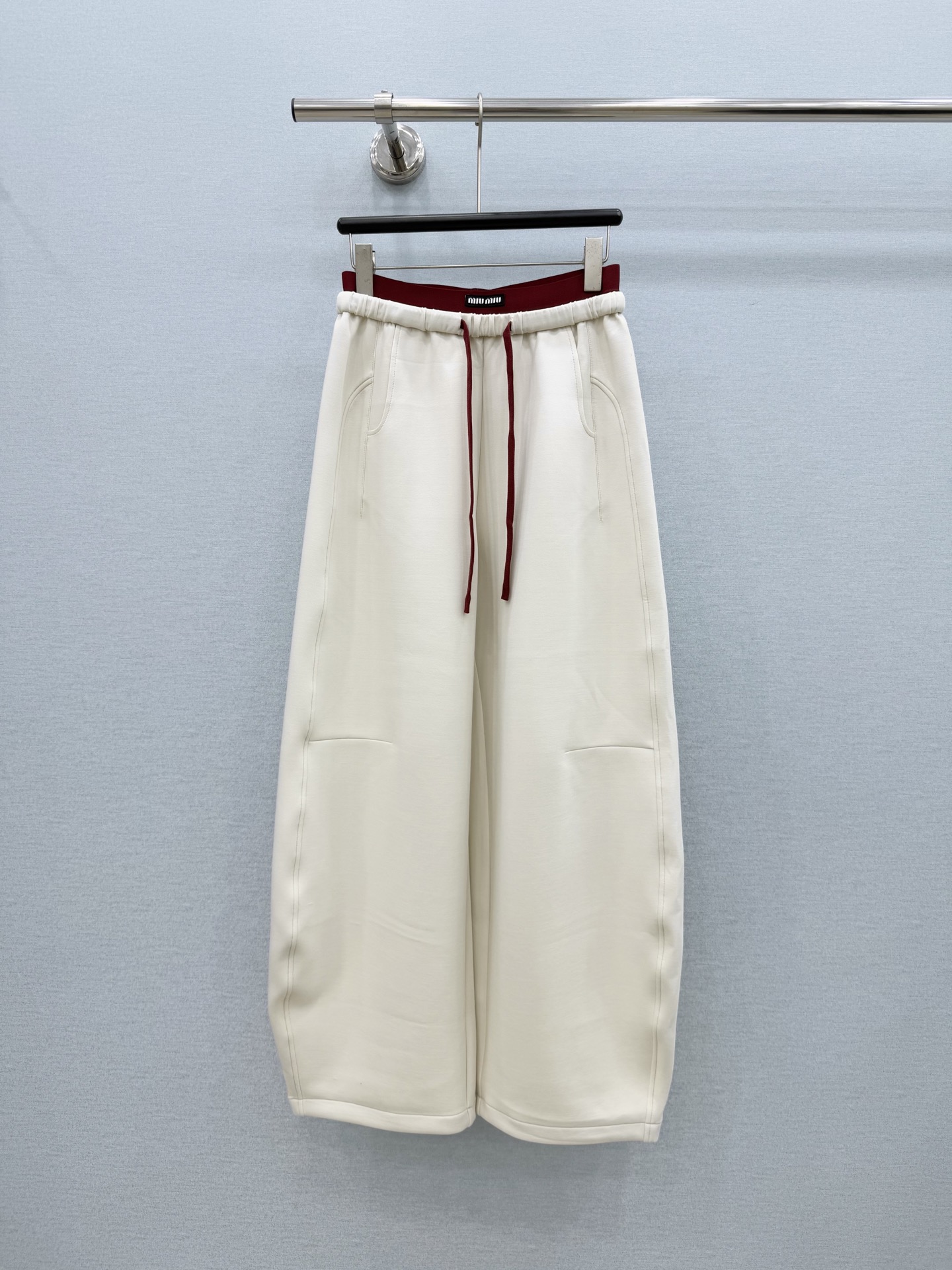 🛒𝐍𝐄𝐖 · 𝟐𝟎𝟐6/爆款现货 【秋冬上新】Miu*｜松紧撞色织带双腰头休闲裤 精致贴标，颜色百搭高级 定制版型尽显高