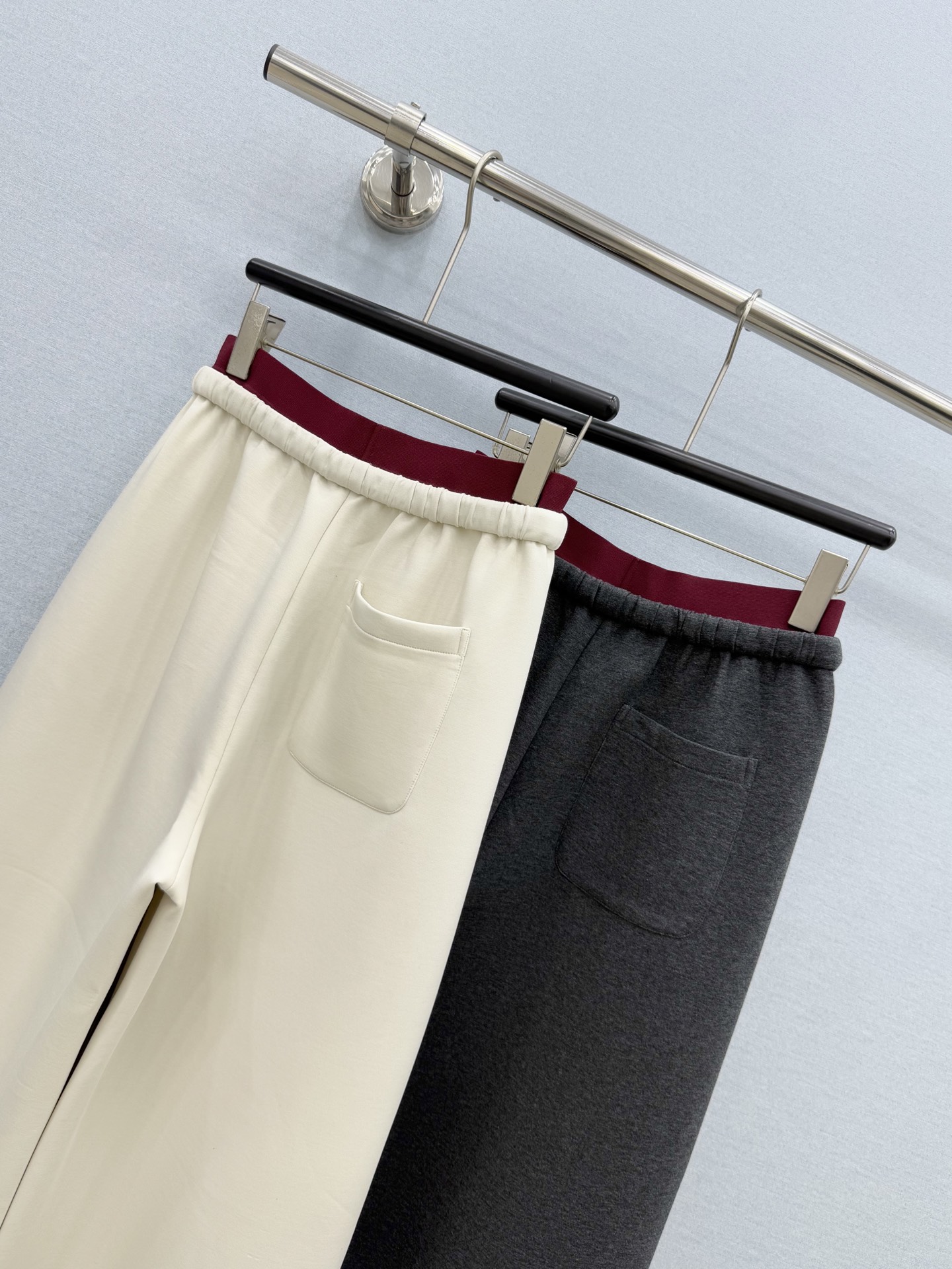 🛒𝐍𝐄𝐖 · 𝟐𝟎𝟐6/爆款现货 【秋冬上新】Miu*｜松紧撞色织带双腰头休闲裤 精致贴标，颜色百搭高级 定制版型尽显高