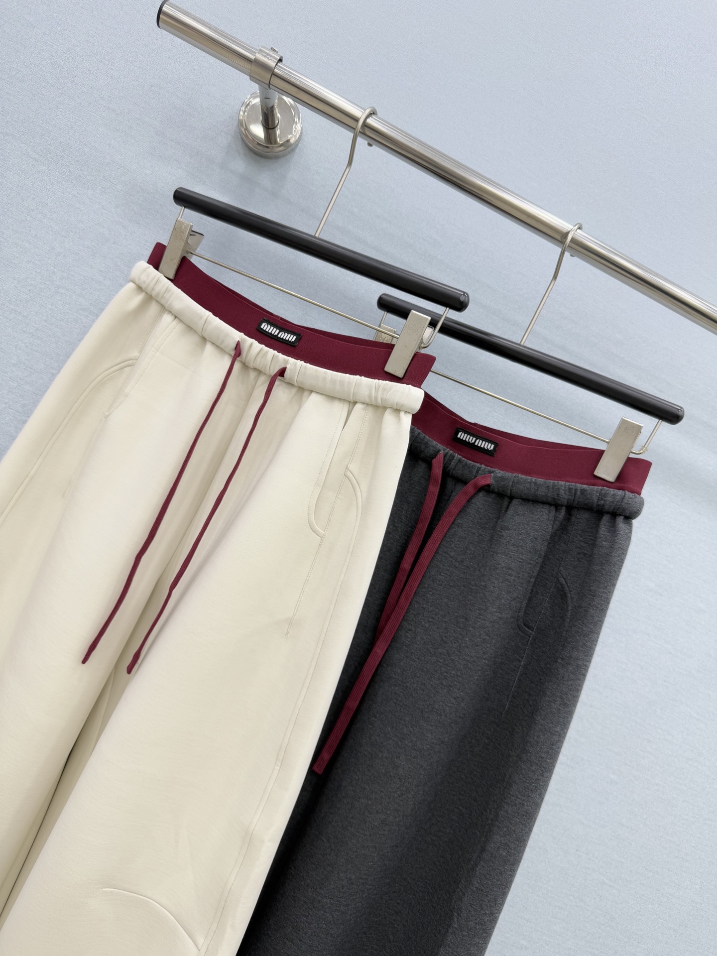🛒𝐍𝐄𝐖 · 𝟐𝟎𝟐6/爆款现货 【秋冬上新】Miu*｜松紧撞色织带双腰头休闲裤 精致贴标，颜色百搭高级 定制版型尽显高