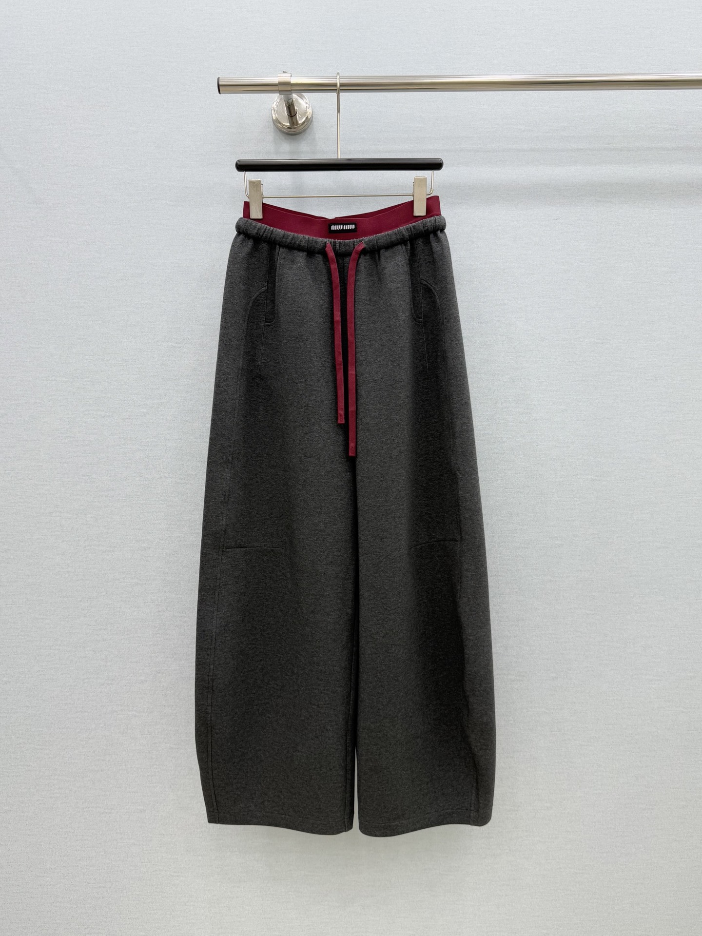 🛒𝐍𝐄𝐖 · 𝟐𝟎𝟐6/爆款现货 【秋冬上新】Miu*｜松紧撞色织带双腰头休闲裤 精致贴标，颜色百搭高级 定制版型尽显高