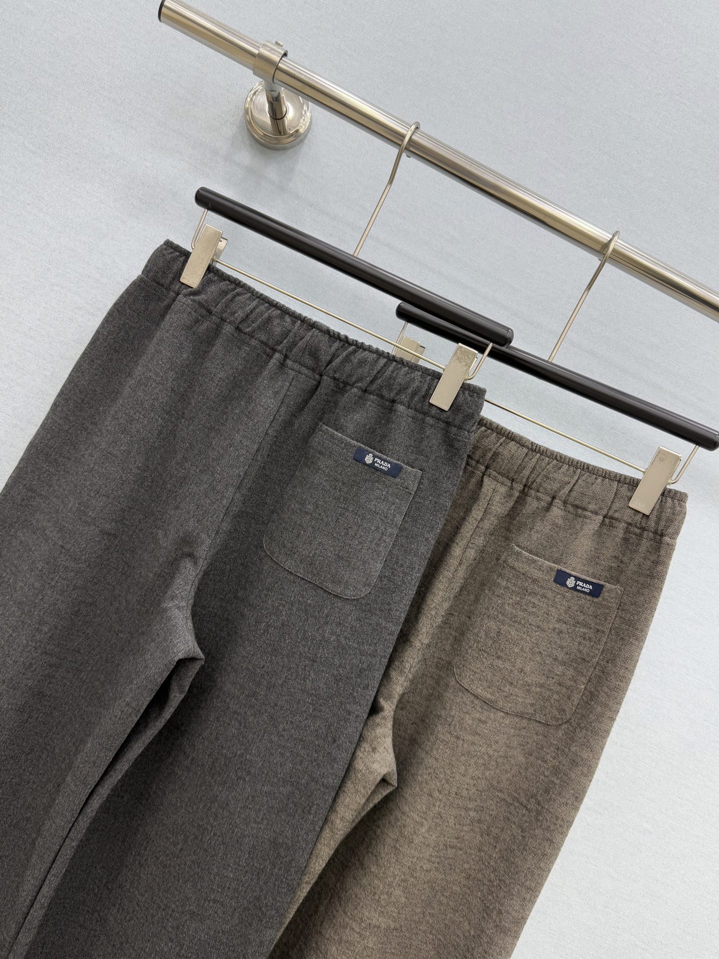 🛒𝐍𝐄𝐖 · 𝟐𝟎𝟐6/爆款现货 【秋冬上新】Pra*｜松紧抽绳休闲裤 颜色百搭高级 定制版型尽显高级随意感 视觉盛宴 