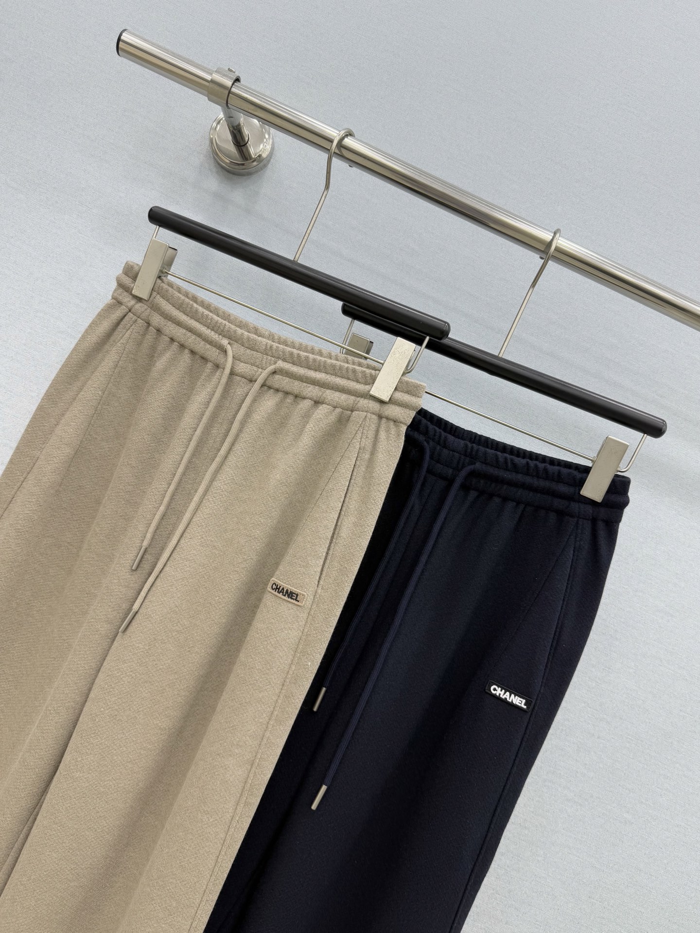🛒𝐍𝐄𝐖 · 𝟐𝟎𝟐6/爆款现货 【秋冬上新】Ch*｜订制贴标松紧抽绳休闲裤 颜色百搭高级 定制版型尽显高级随意感 视觉