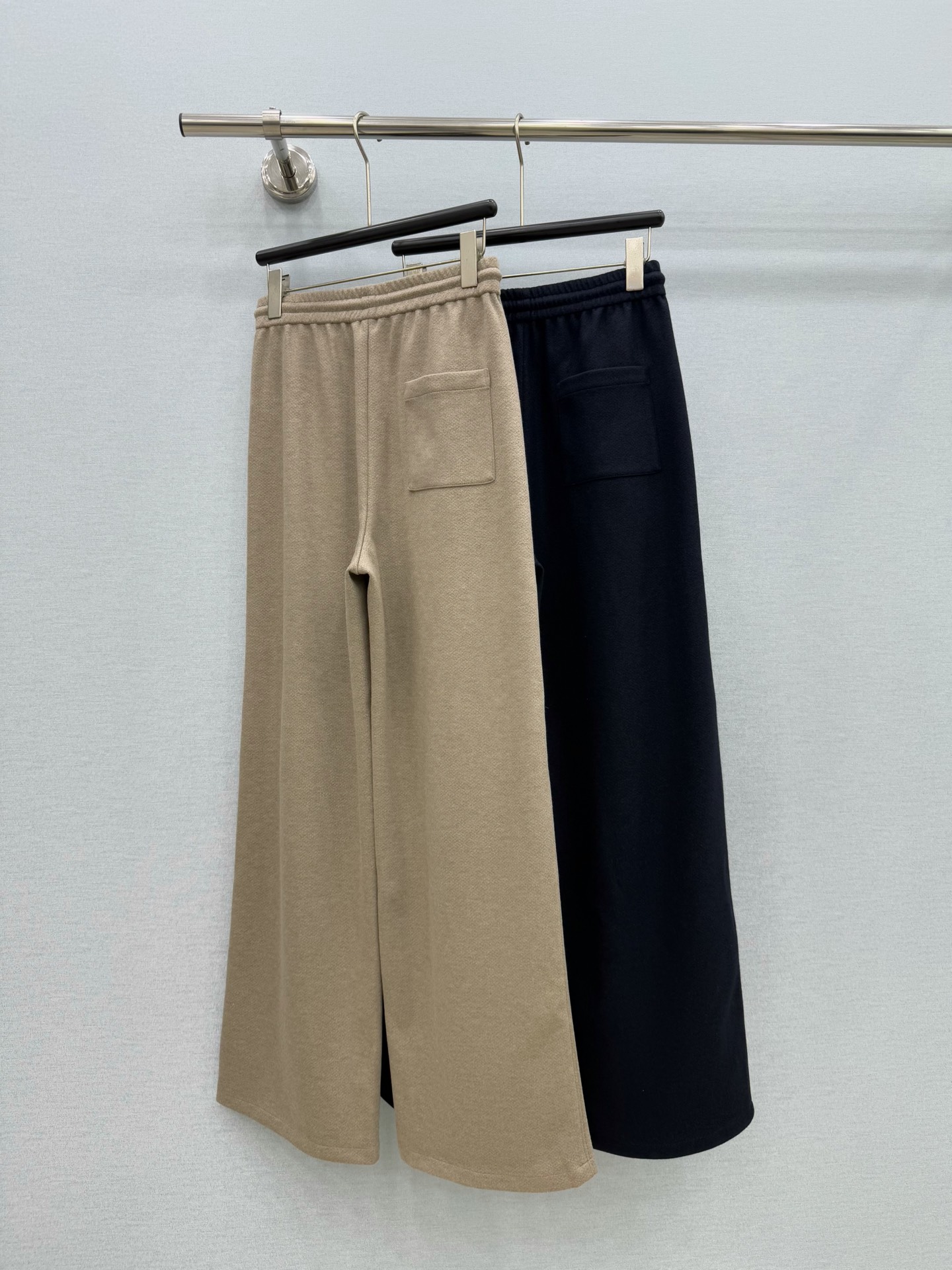🛒𝐍𝐄𝐖 · 𝟐𝟎𝟐6/爆款现货 【秋冬上新】Ch*｜订制贴标松紧抽绳休闲裤 颜色百搭高级 定制版型尽显高级随意感 视觉