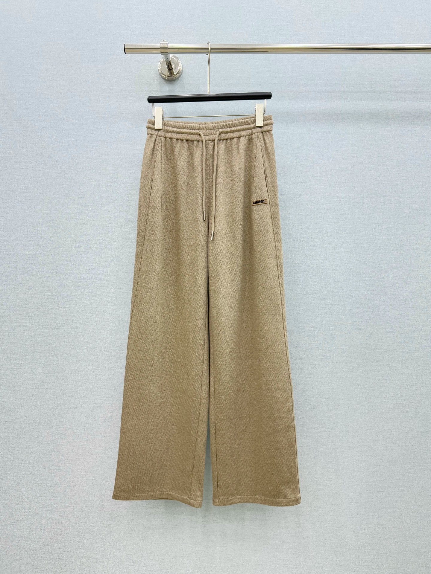 🛒𝐍𝐄𝐖 · 𝟐𝟎𝟐6/爆款现货 【秋冬上新】Ch*｜订制贴标松紧抽绳休闲裤 颜色百搭高级 定制版型尽显高级随意感 视觉