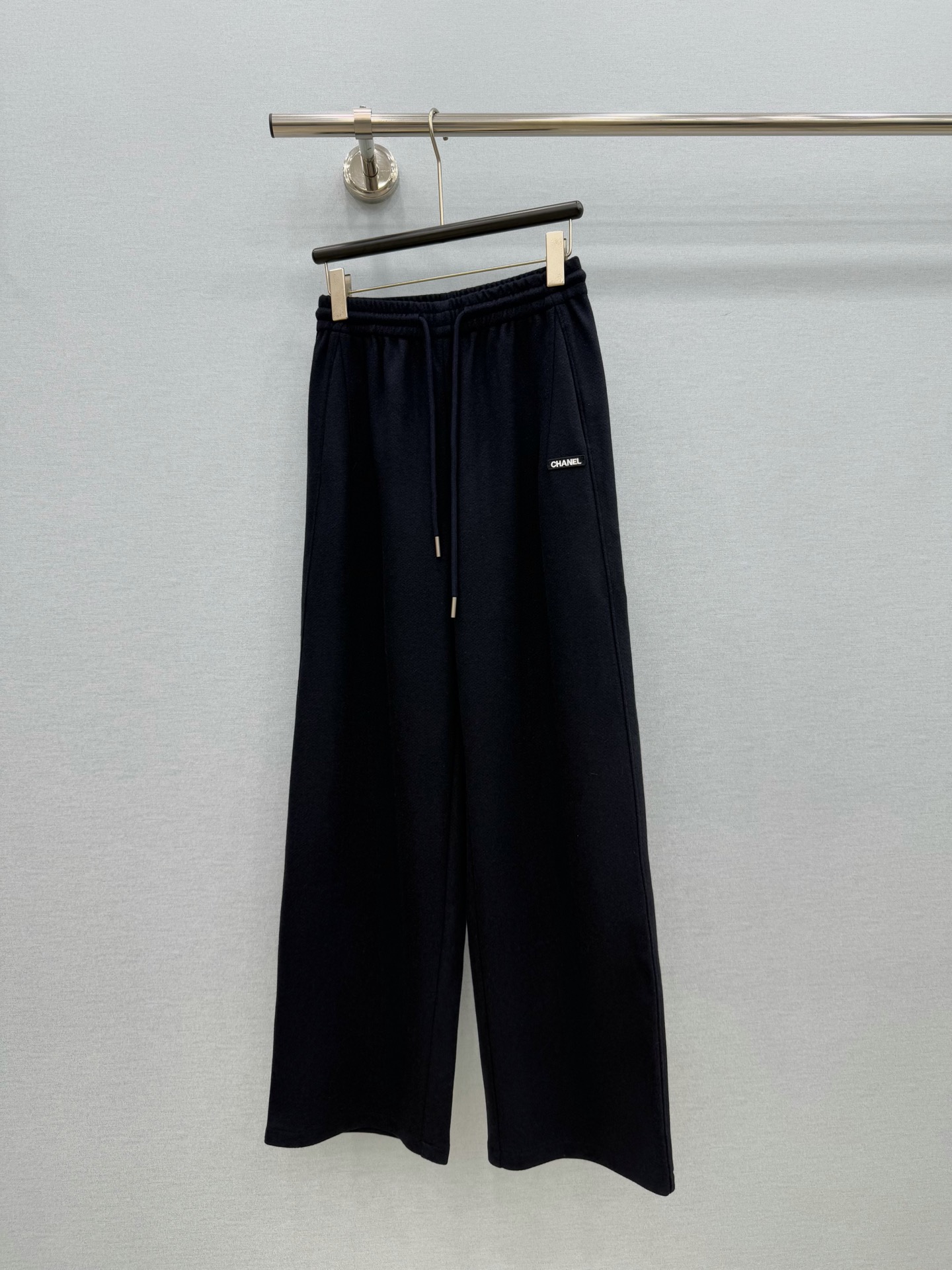 🛒𝐍𝐄𝐖 · 𝟐𝟎𝟐6/爆款现货 【秋冬上新】Ch*｜订制贴标松紧抽绳休闲裤 颜色百搭高级 定制版型尽显高级随意感 视觉