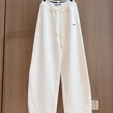 🛒𝐍𝐄𝐖 · 𝟐𝟎𝟐5/爆款现货 【秋冬上新】Mi*|抽绳松紧撞色字母腰头运动休闲裤 定制最新面料,精致贴标刺绣 日常 🛒𝐍𝐄𝐖 · 𝟐𝟎𝟐5/爆款现货 【秋冬上新】Mi*|抽绳松紧撞色字母腰头运动休闲裤 定制最新面料,精致贴标刺绣 日常