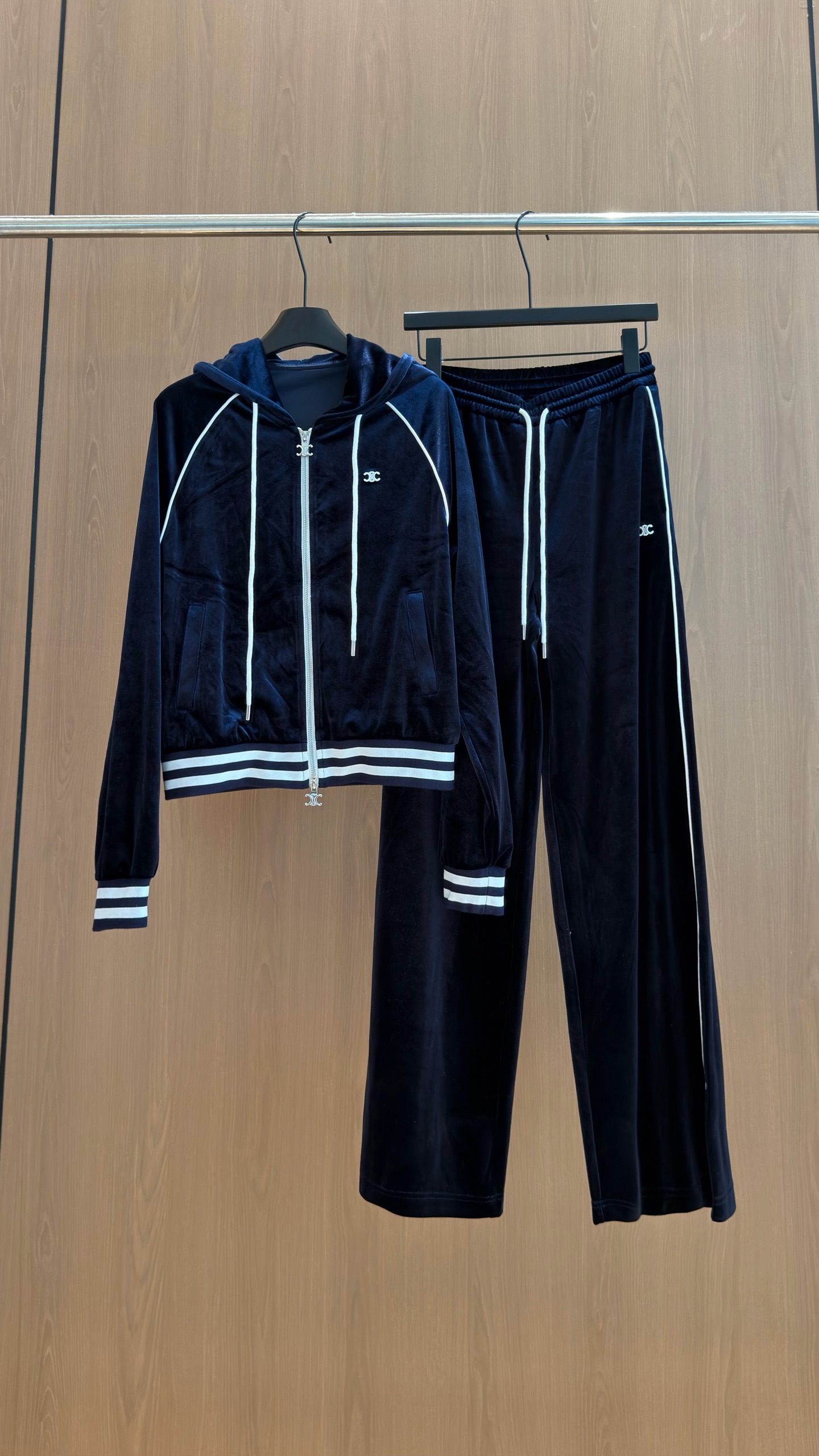 🛒𝐍𝐄𝐖 · 𝟐𝟎𝟐6/爆款现货 【秋冬上新】Celi*｜26新品经典丝绒套装！ 高端定制双拉链带帽上衣  搭配松弛感休